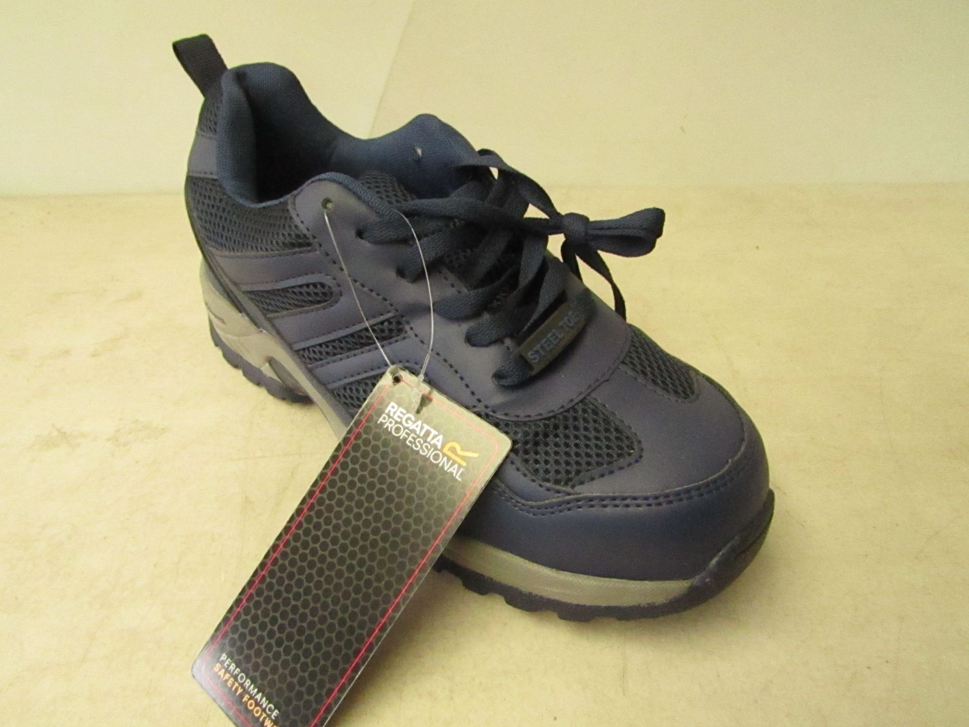 Regatta Professional StepLite safety trainers, size 7, new and boxed.