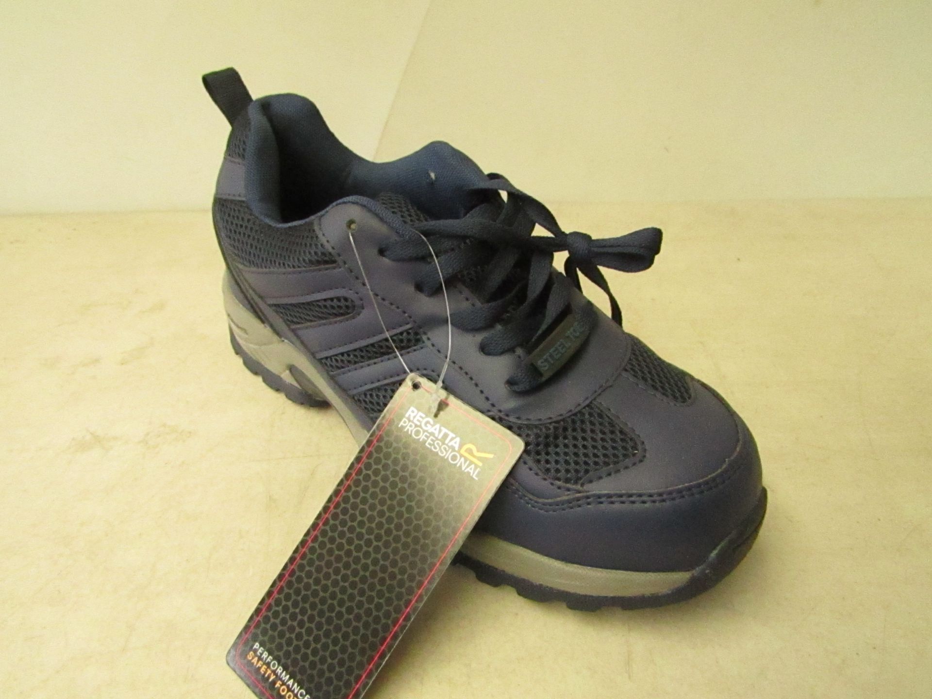 Regatta Professional StepLite safety trainers, size 8, new and boxed.