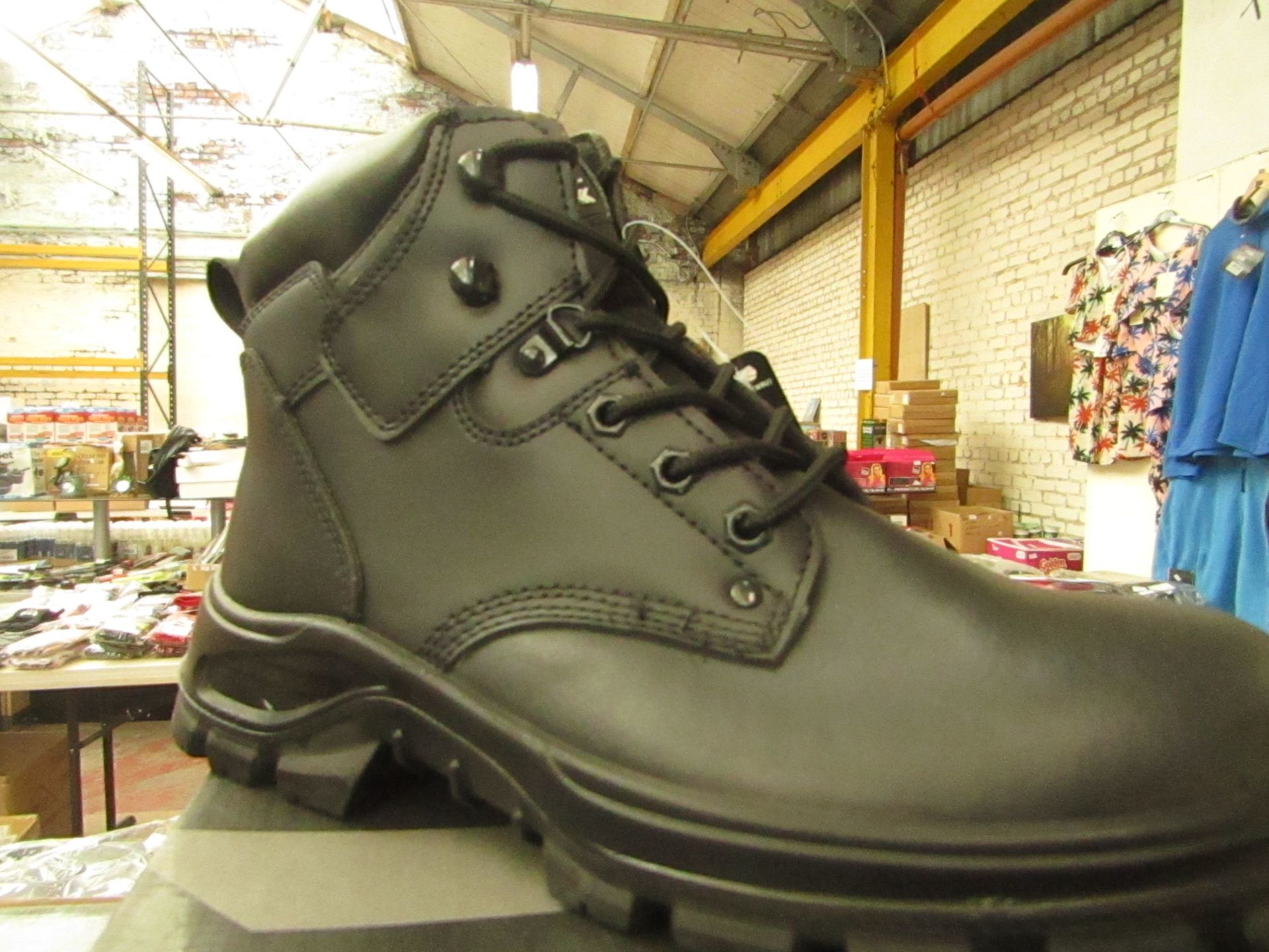 Regatta crumpsall safety boot, size 8, new and boxed.