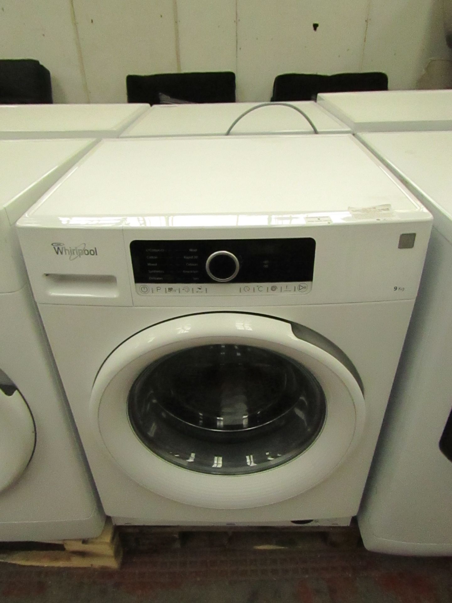 Whirlpool 9kg 1400rpm washing machine. Powers on & spins.