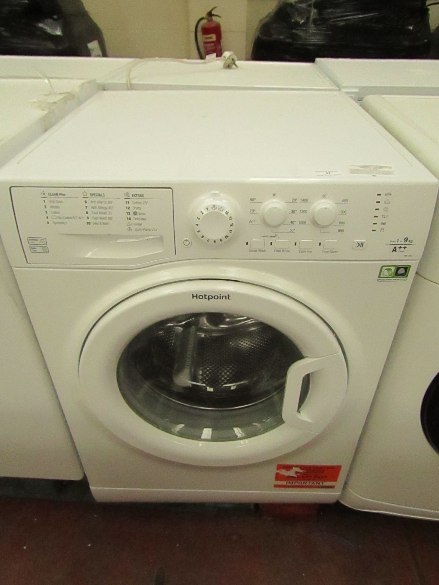 Hotpoint FML 942 9kg Washing Machine powers on