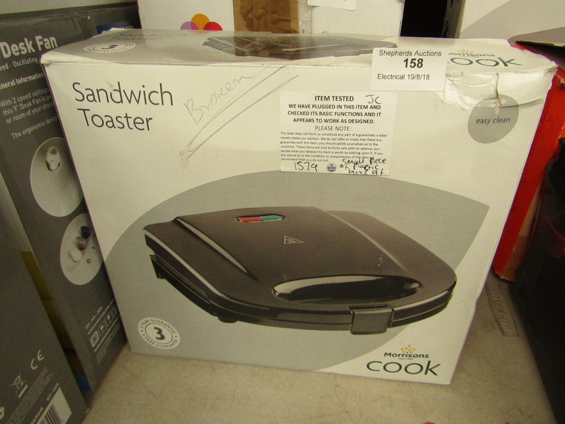 1000w sandwich toaster, tested working and boxed but small piece of plastic has broken off,