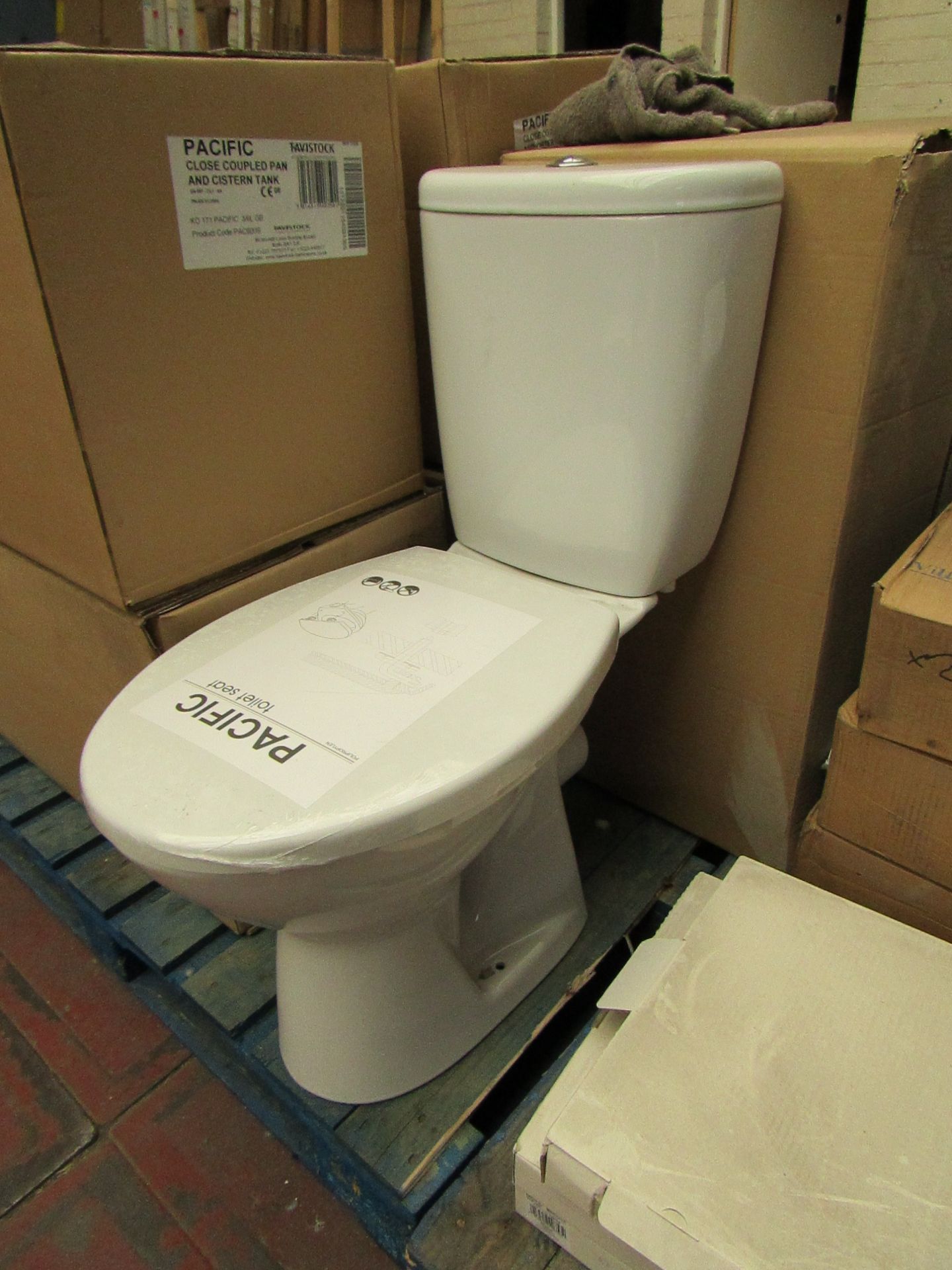 Pacific close coupled toilet pan, cistern to match (with flush system) & toilet seat to match. All