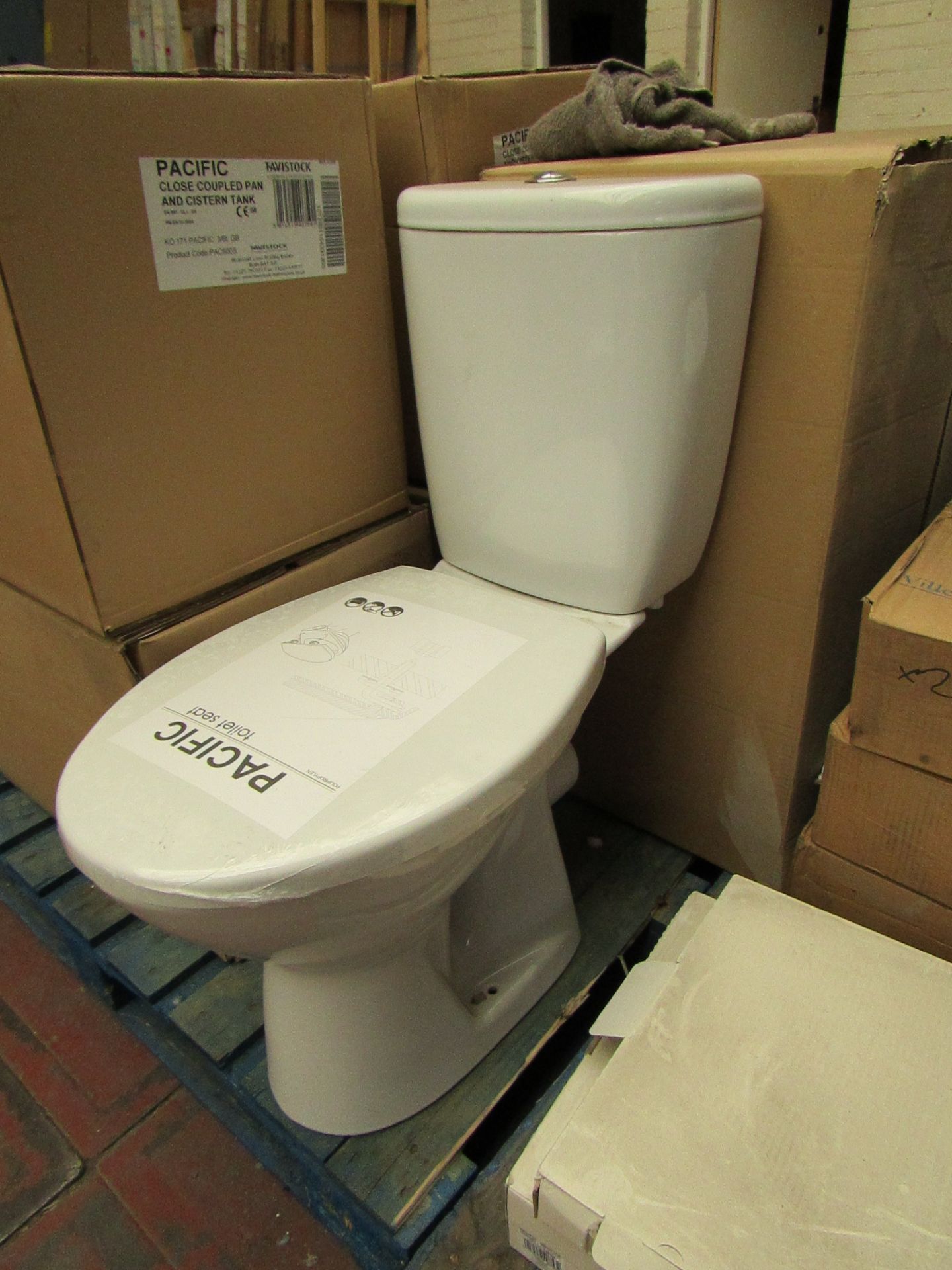 Pacific close coupled toilet pan, cistern to match (with flush system) & toilet seat to match. All