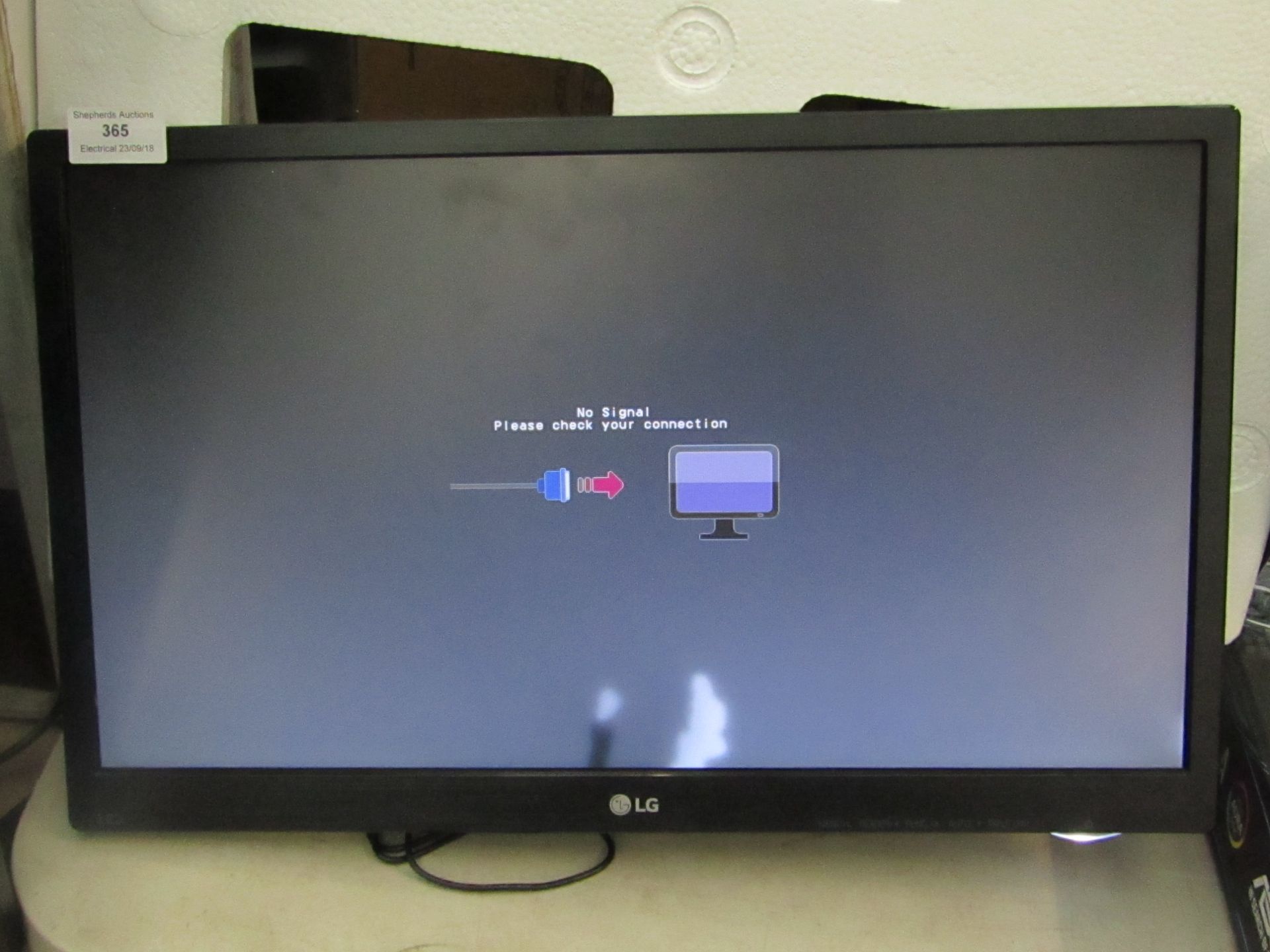 LG LED monitor 19.5", the stand is broken. Tested working (however there are small patches at the