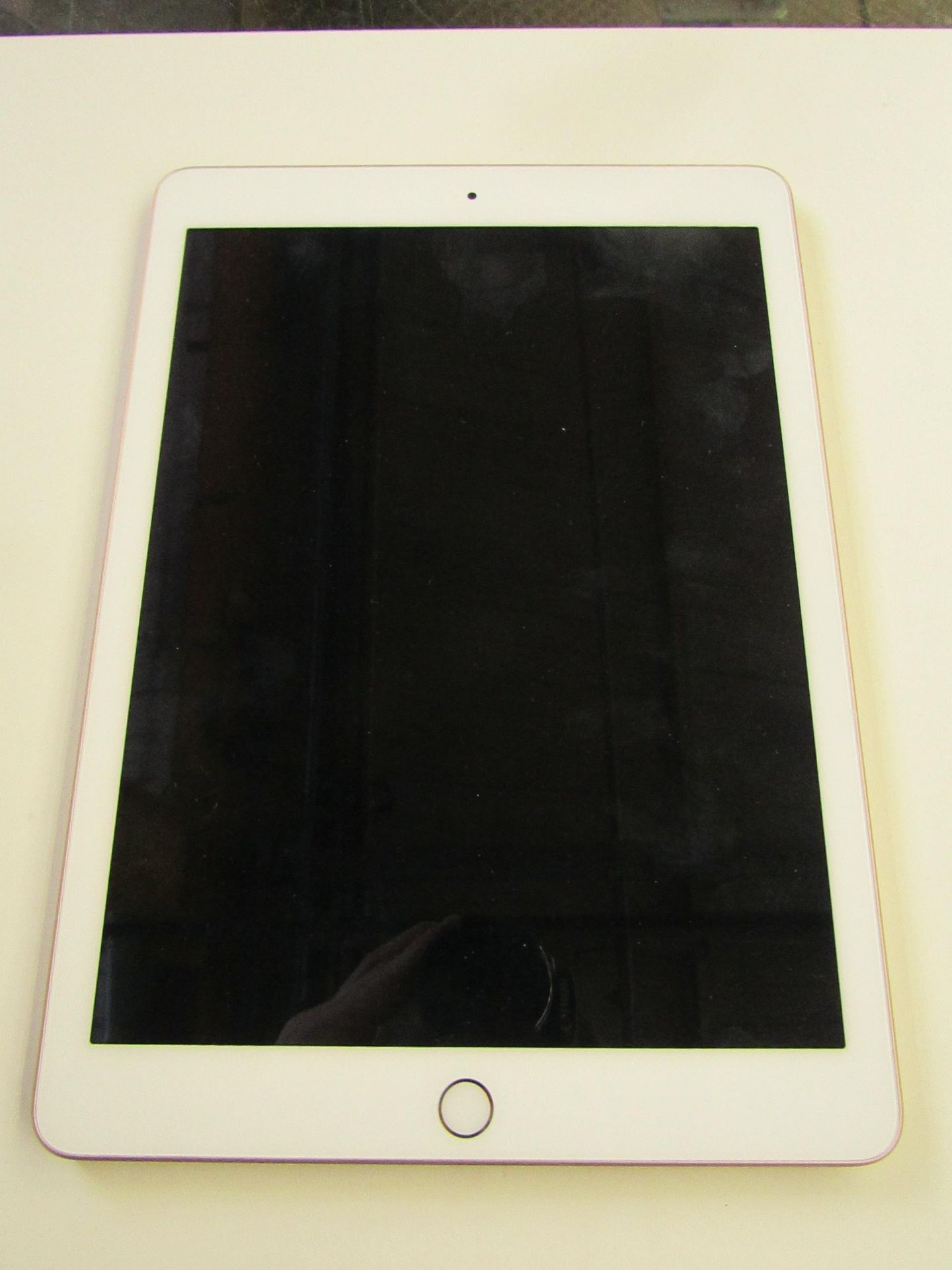 Apple iPad Gold 9.7", 32GB, powers on but picture is faulty. Comes with box. RRP £319.00 Brand New