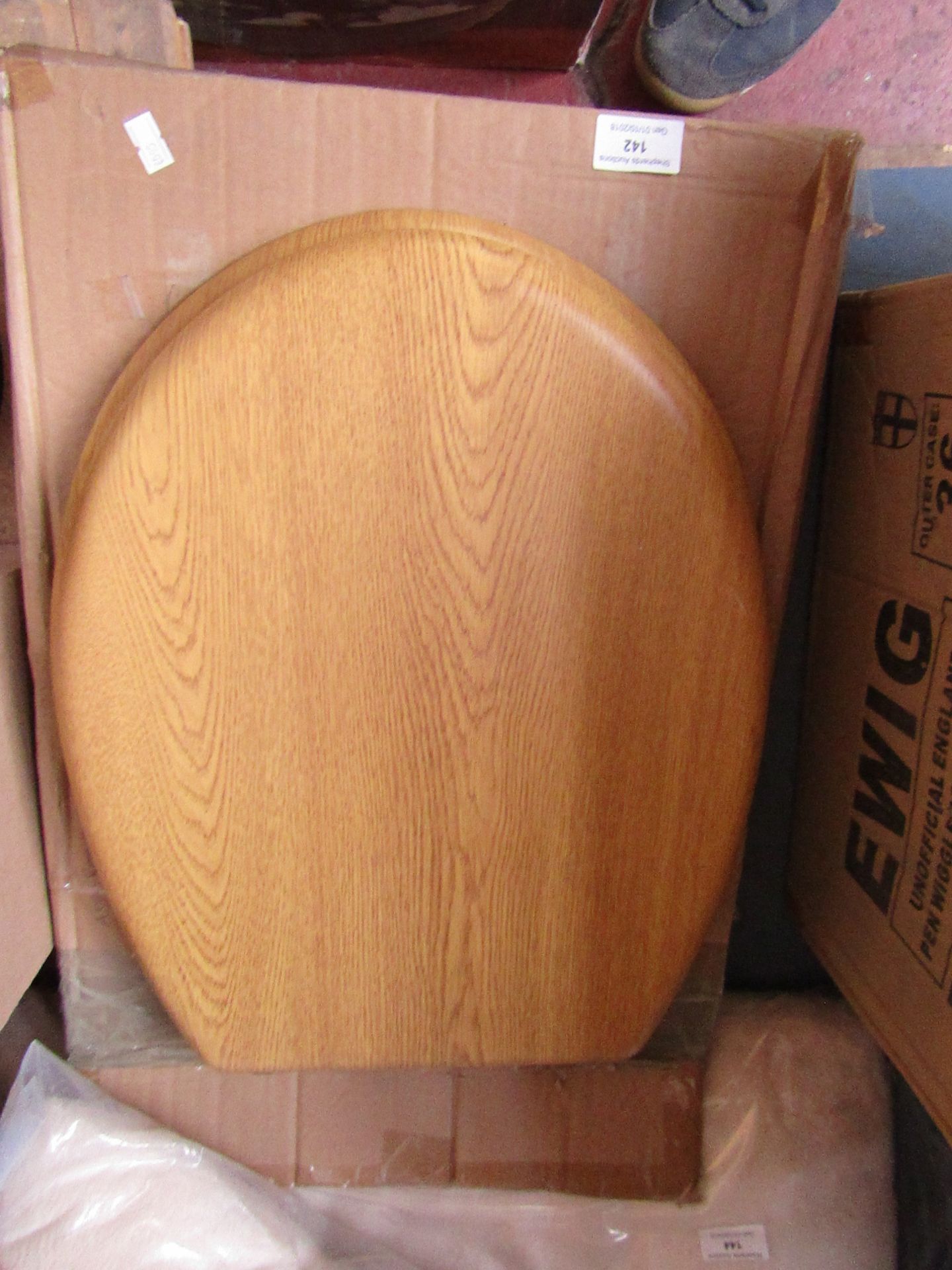 Wood effect toilet seat, boxed