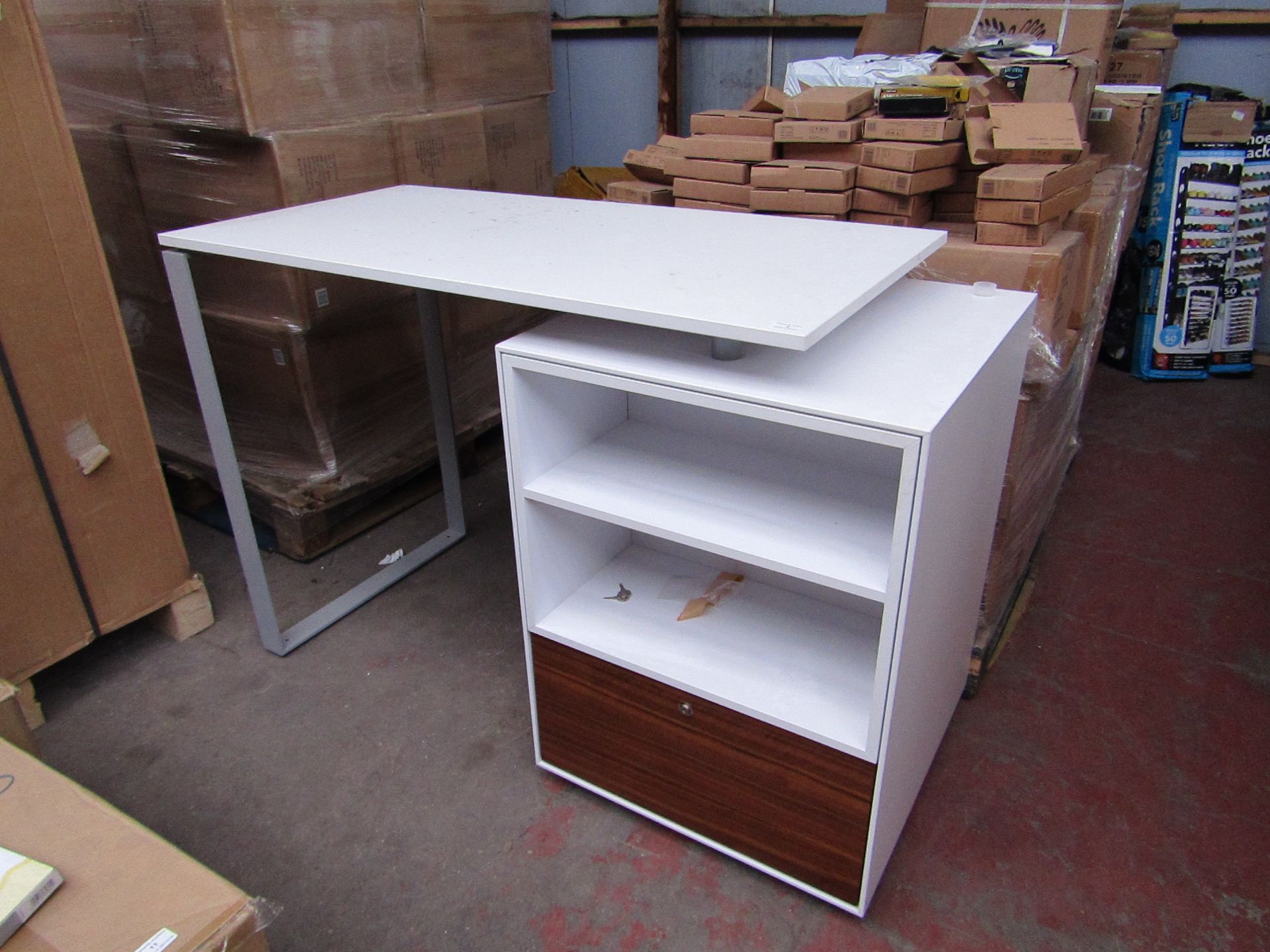 Large promotional desk with lockable draw (size: H- 87cm W- 135cm D- 60cm, RRP £1,060.07, this