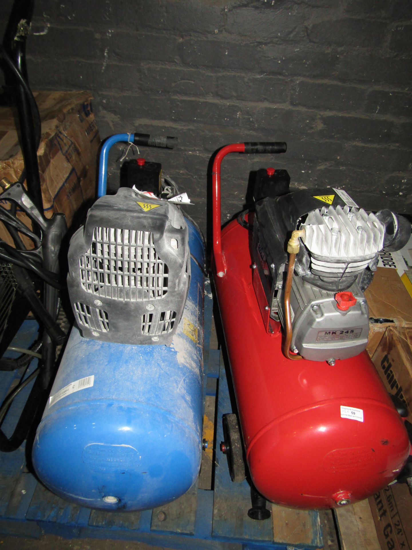 Lot contains: - Clarke heavy duty air compressor, Hunter55, RRP £310 - Clarke Airmaster air