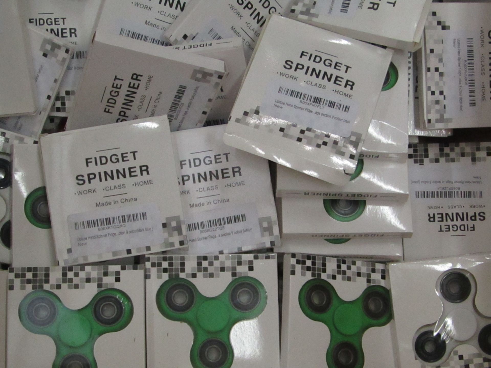 30x Various fidget spinners, all new and packaged. Please note colours may vary