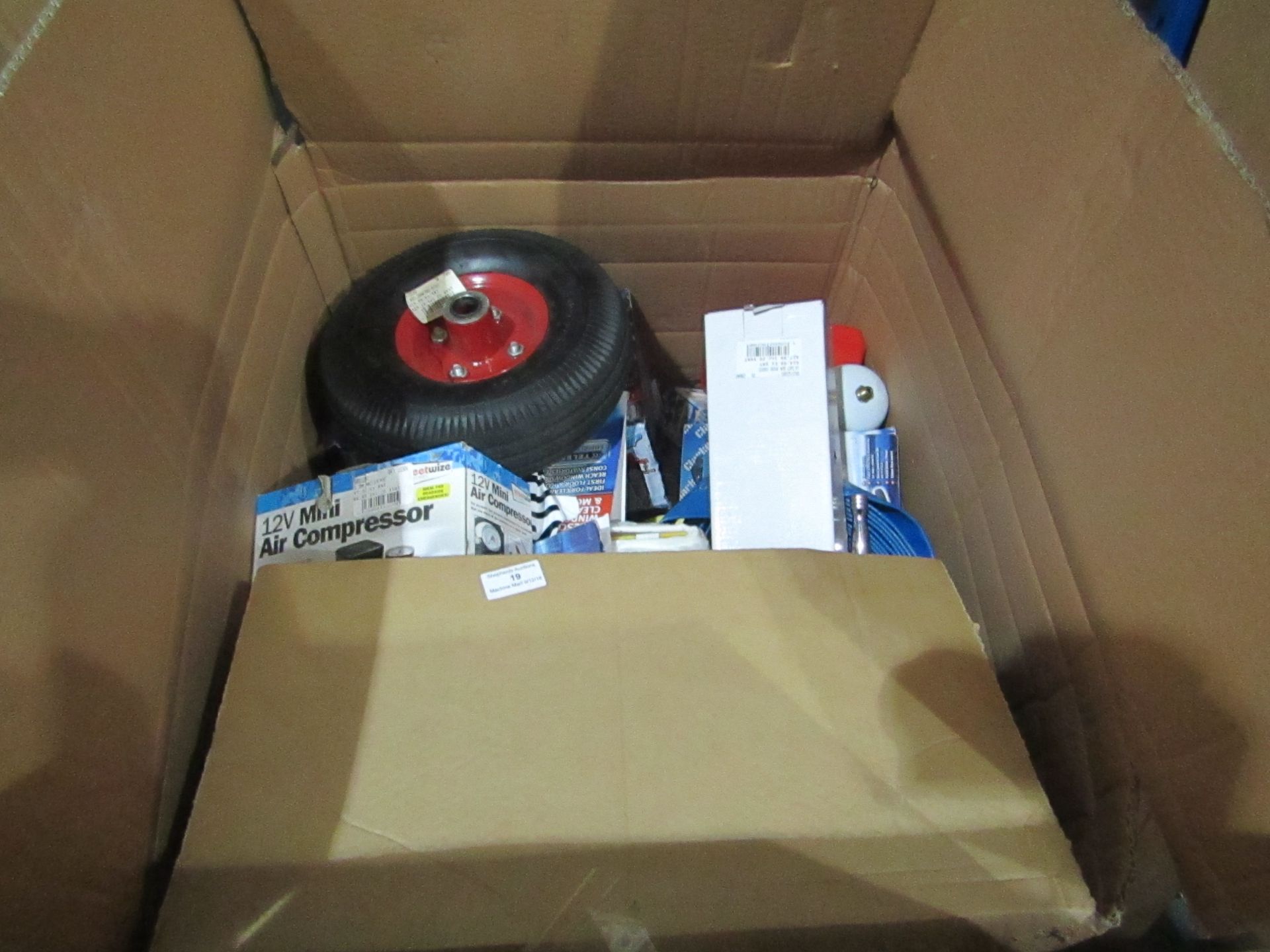 Box of approx 41x various Clarke items Please note; this is a raw return and unchecked lot. The