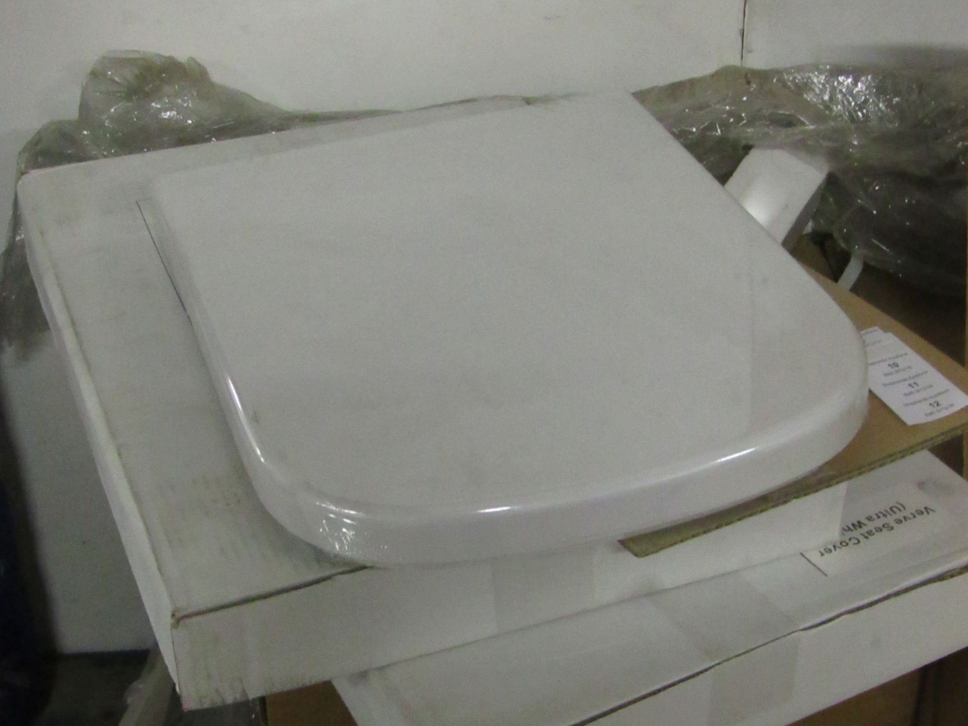 Verve toilet seat in ultra white. New & boxed.