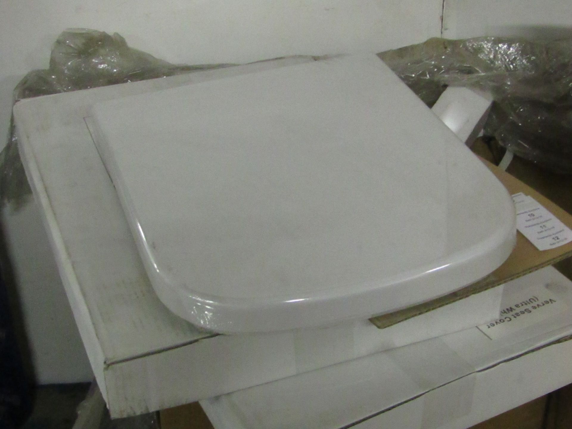 Verve toilet seat in ultra white. New & boxed.