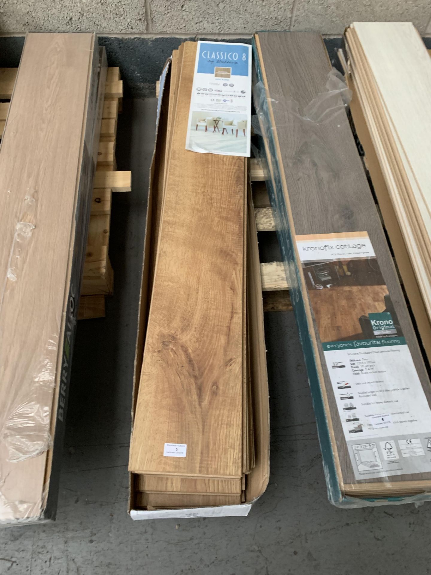 12 x pieces of Classico 8 Laminate Flooring each piece 1.261mm x 190.5mm Vauban Oak