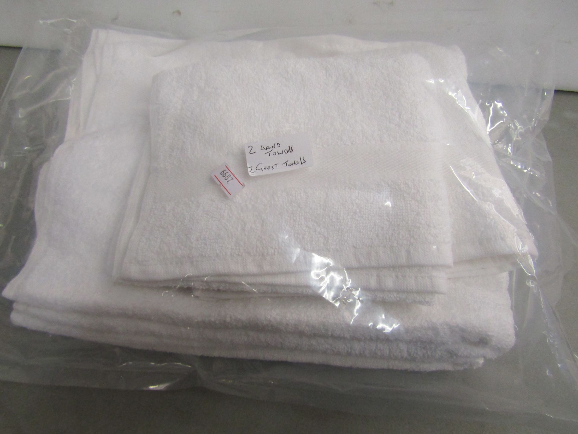 4 X Items in this lot being 2 Large Guest towels 60 X 40 CM 2 X Hand Towels 100 X 60 CM all are