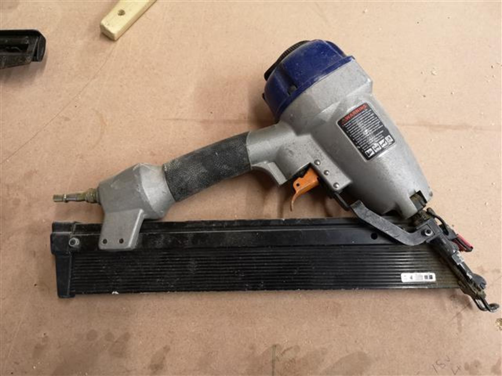 Apach DA-64E 15 Gauge Angle Finish Nailer - Image 2 of 3