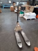 Crown pallet truck