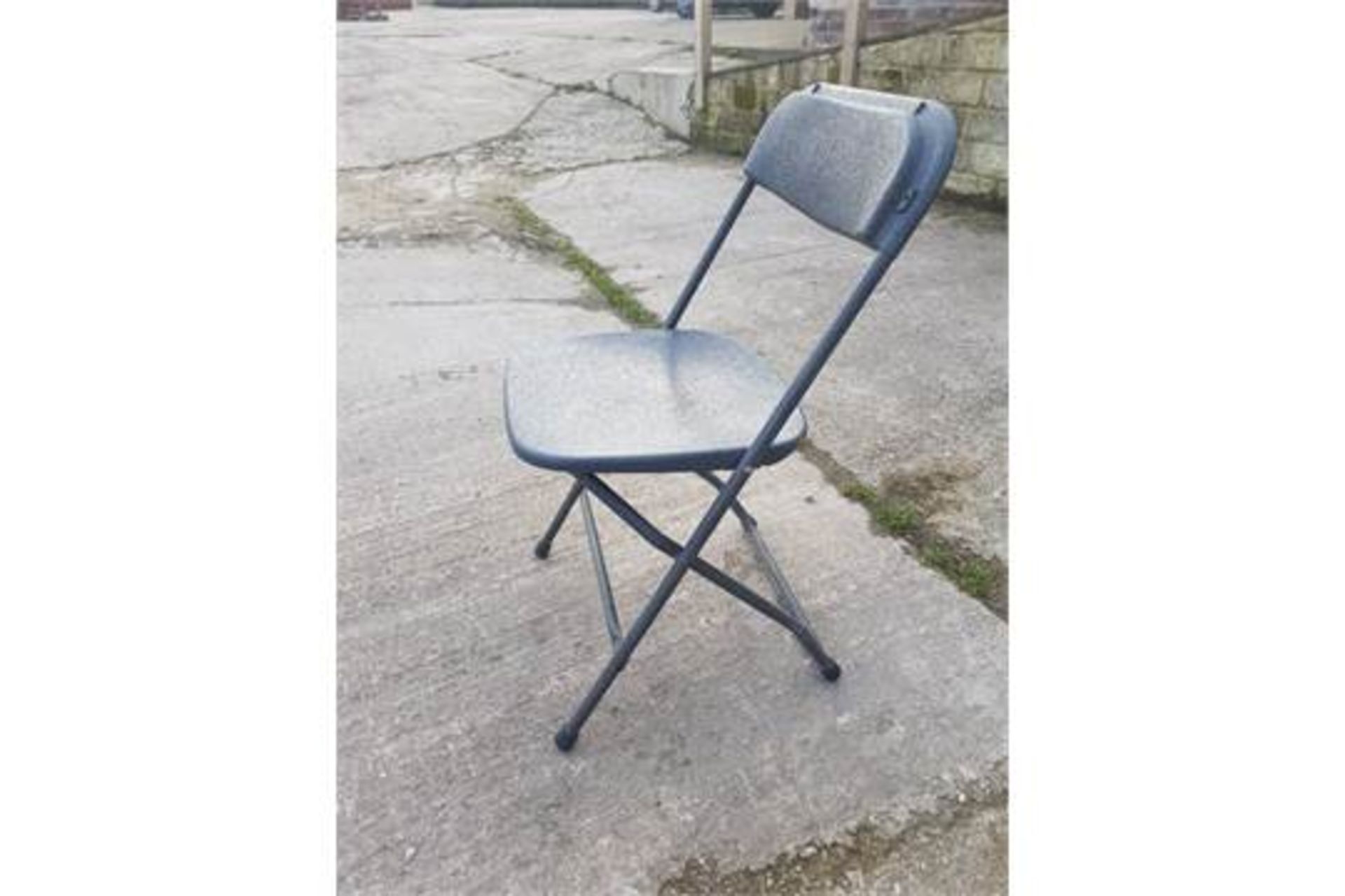 Lot of 40 x Used Fold Up Banqueting Chairs  - Good Condition – NO VAT - Bild 2 aus 3