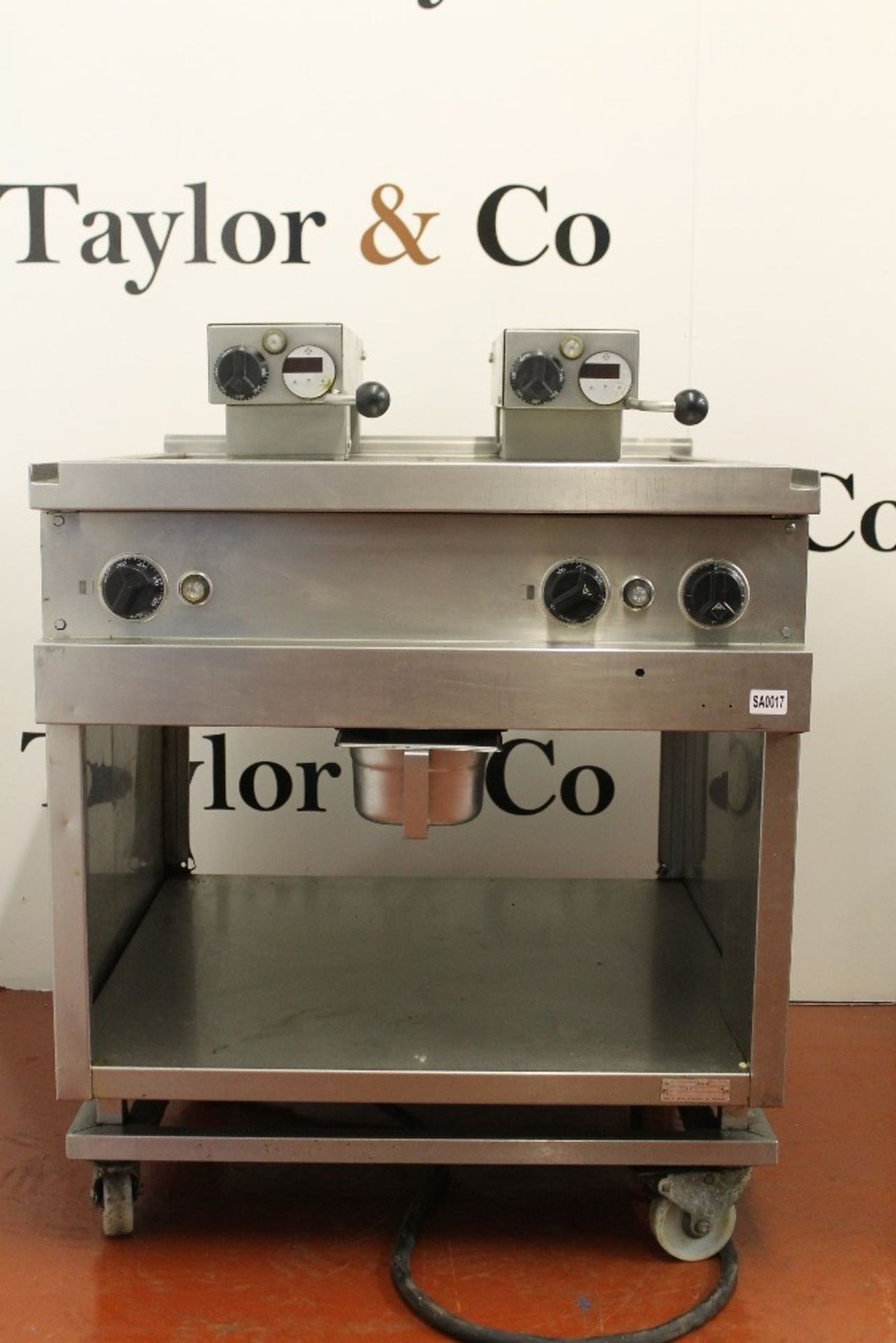 Large Griddle / Hot Plate with 2 x Pressure Plates Model 005601 – 1 support leg missing -NO VAT