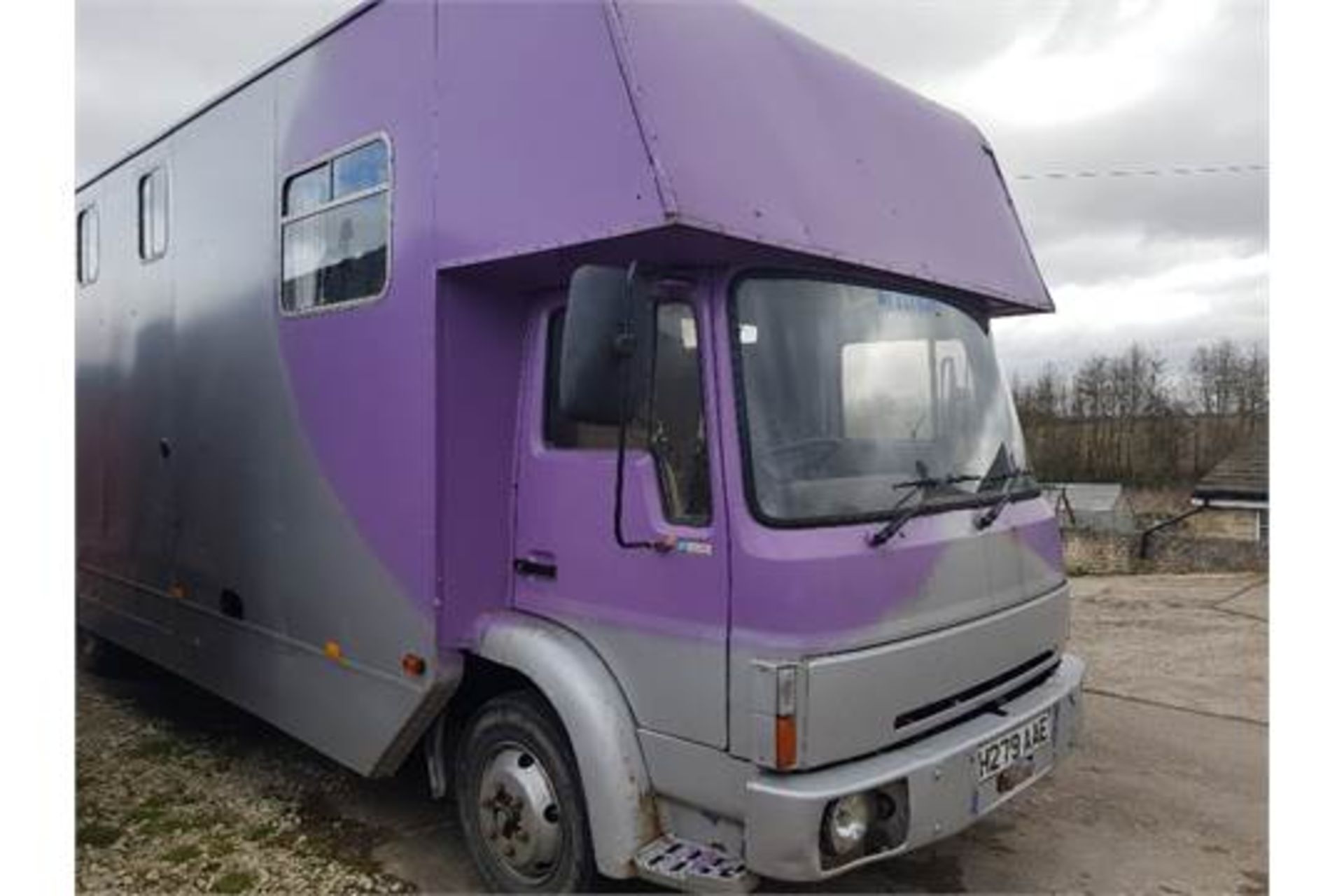 Horse Box – Solid Older Box- stalled for 3 – NO VAT MOT: Expires June 2018 Mileage : 368,000 Side - Image 2 of 5