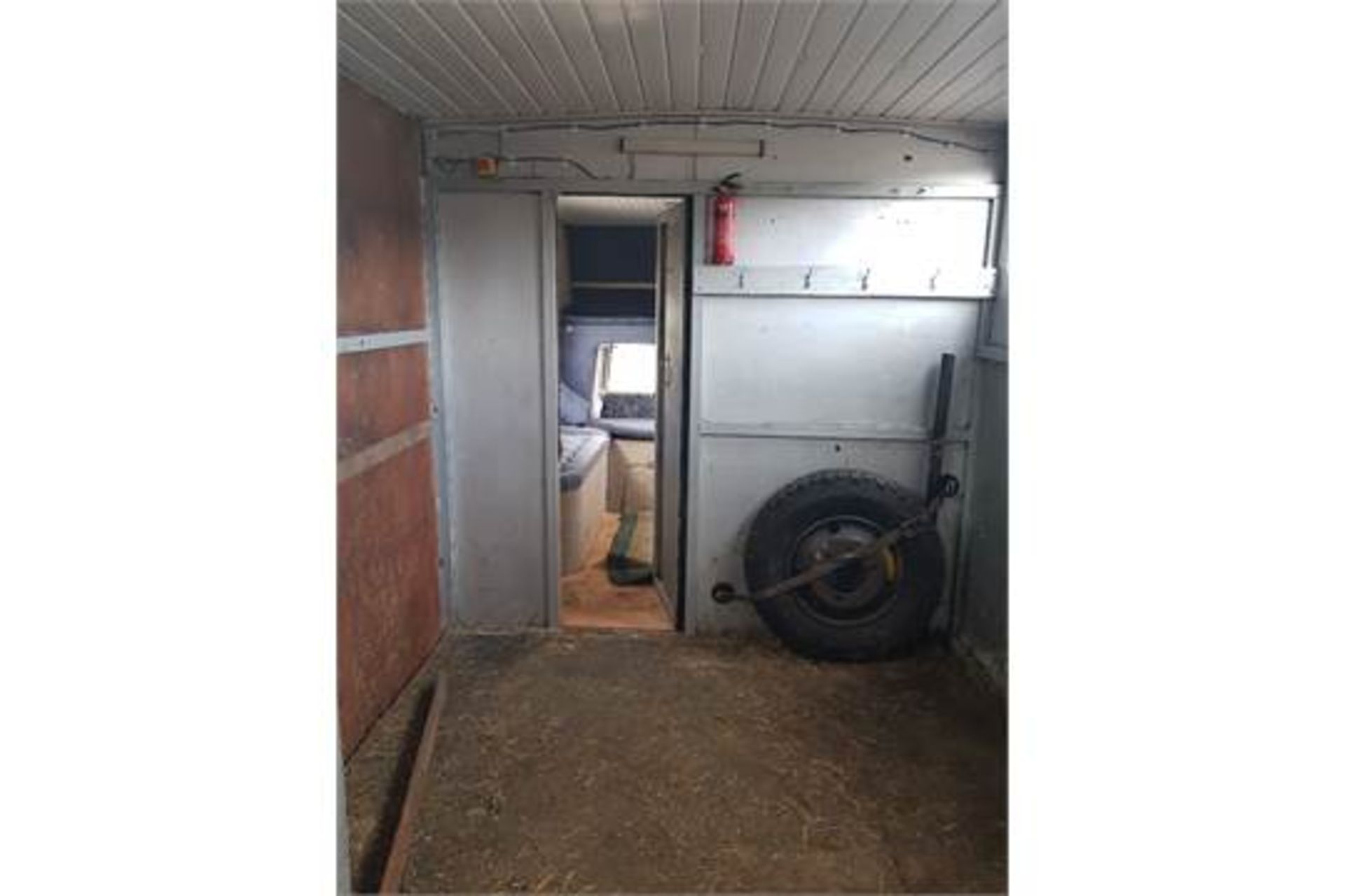 Horse Box – Solid Older Box- stalled for 3 – NO VAT MOT: Expires June 2018 Mileage : 368,000 Side - Image 3 of 5