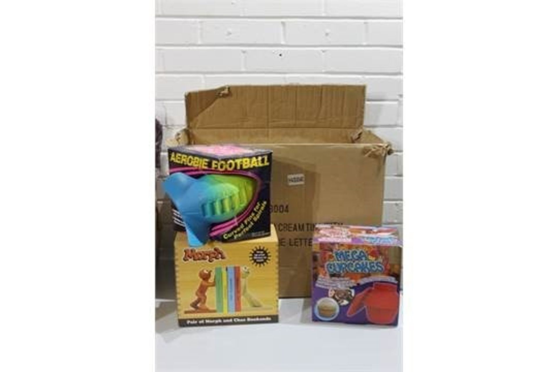 Mixed Box of Various Junior Items Including : Cup Cake-Morph Book Ends & Rubber Balls – NO VAT