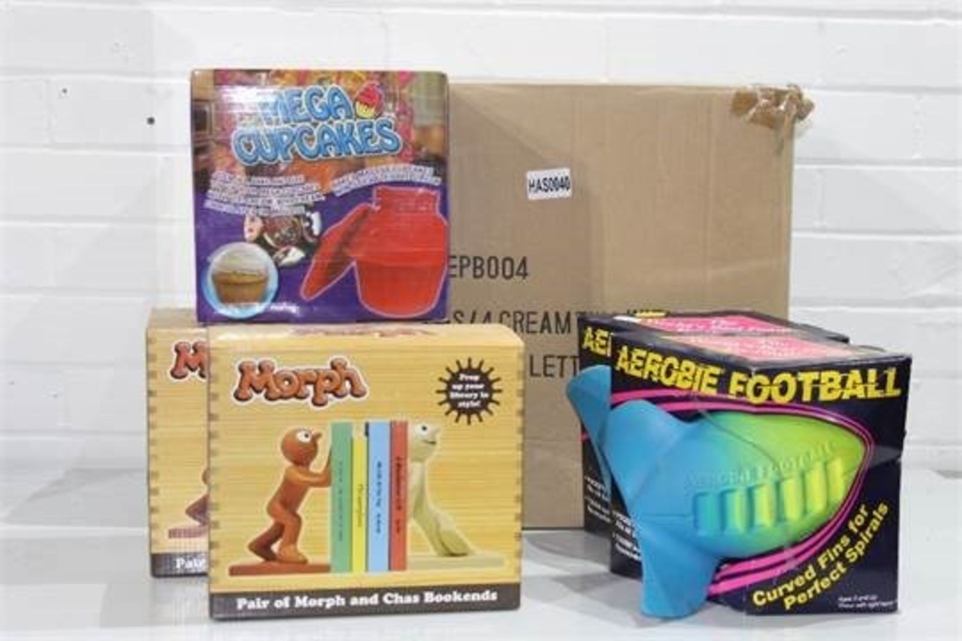 Mixed Box of Various Junior Items Including : Cup Cake-Morph Book Ends & Rubber Balls – NO VAT - Image 2 of 2