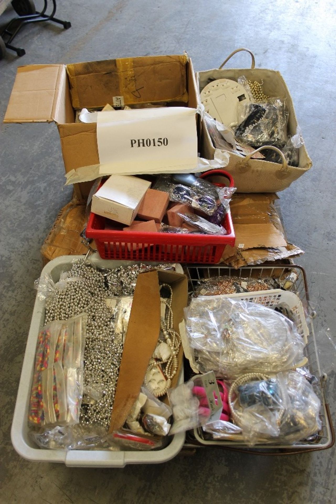 Half Pallet of Assorted Costume Jewellery – NO VAT Parcel consists of Earnings, Broaches, - Image 3 of 4