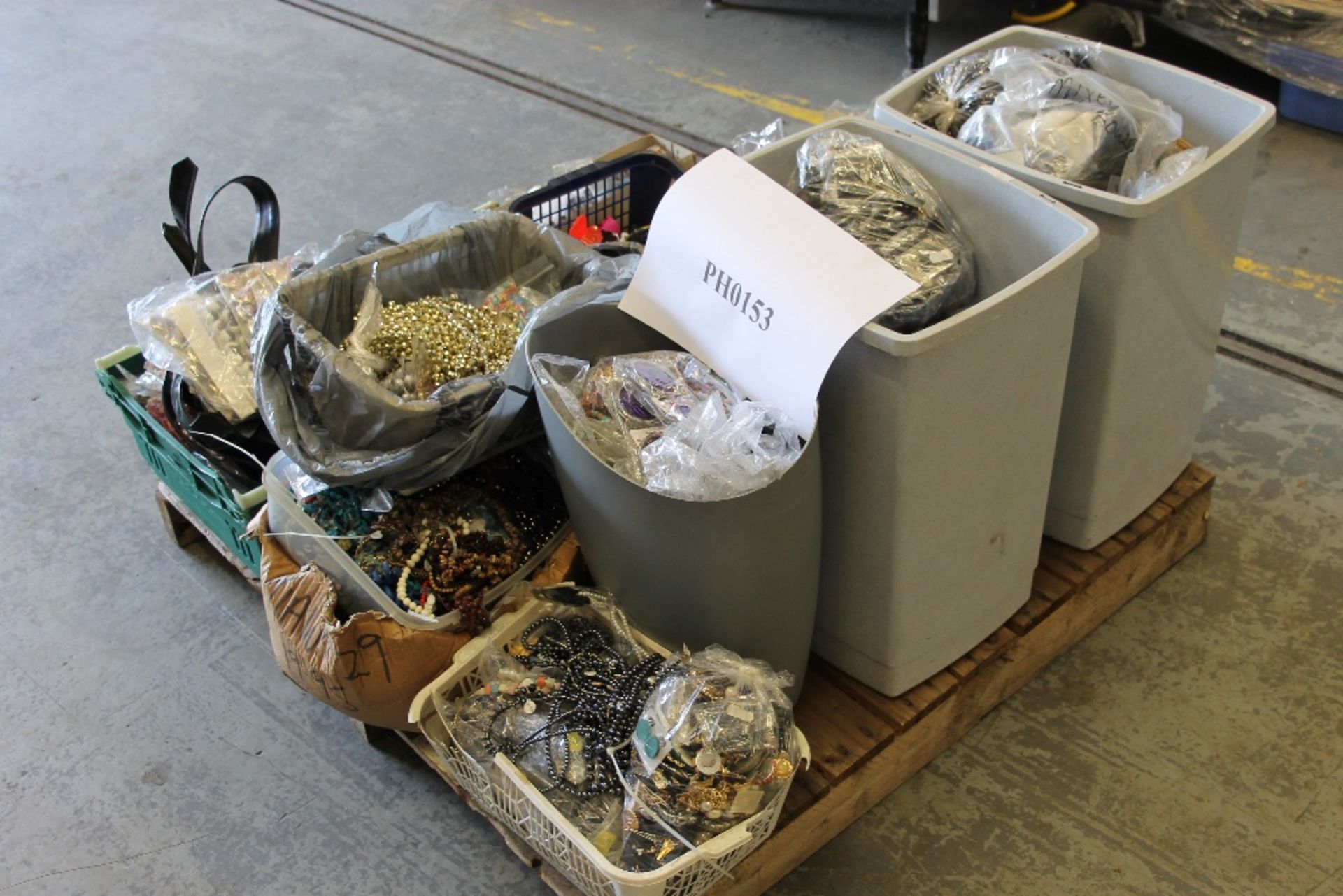 Half Pallet of Assorted Costume Jewellery – NO VAT Parcel consists of Earnings, Broaches, - Image 3 of 3