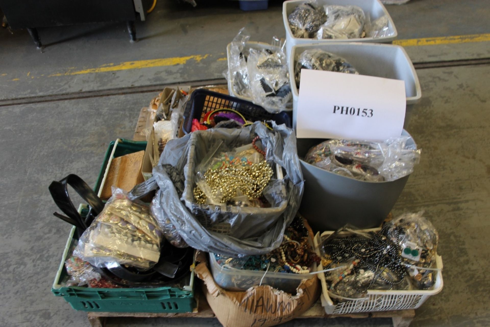 Half Pallet of Assorted Costume Jewellery – NO VAT Parcel consists of Earnings, Broaches, - Image 2 of 3