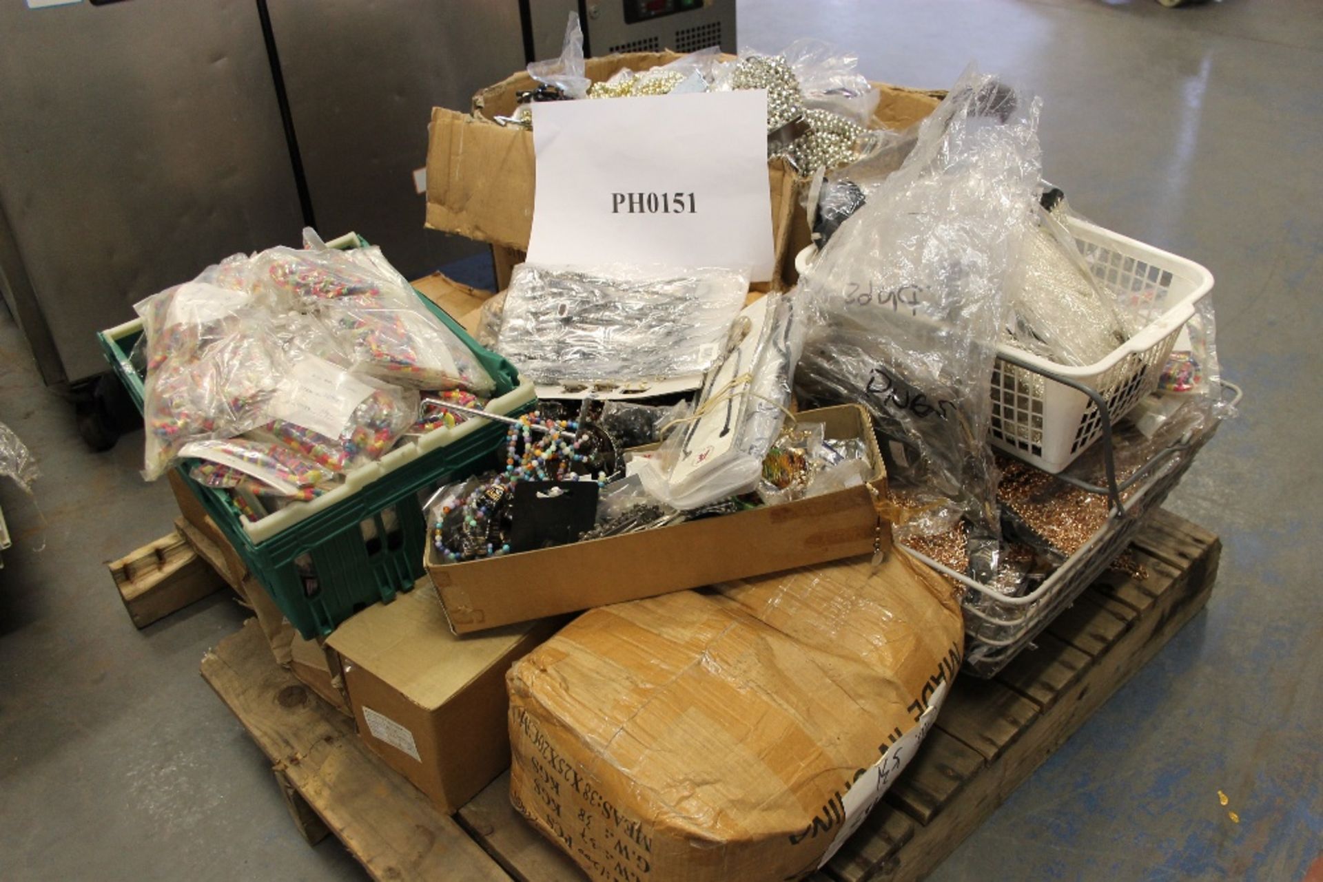 Half Pallet of Assorted Costume Jewellery – NO VAT Parcel consists of Earnings, Broaches,