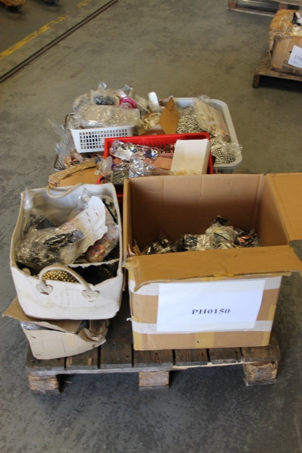 Half Pallet of Assorted Costume Jewellery – NO VAT Parcel consists of Earnings, Broaches, - Image 4 of 4