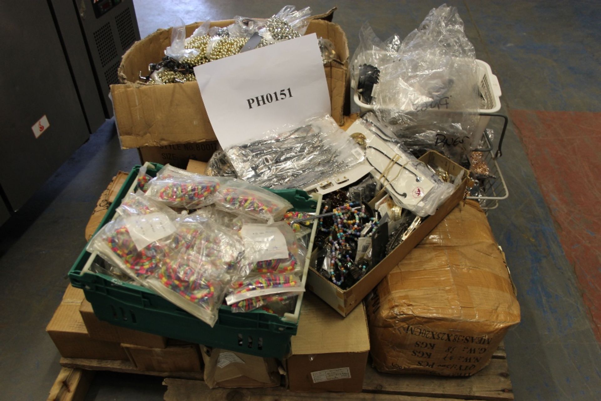 Half Pallet of Assorted Costume Jewellery – NO VAT Parcel consists of Earnings, Broaches, - Image 3 of 3
