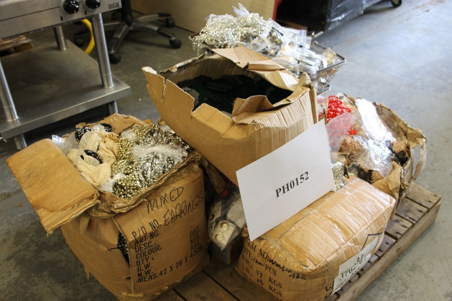Half Pallet of Assorted Costume Jewellery – NO VAT Parcel consists of Earnings, Broaches, - Image 2 of 3