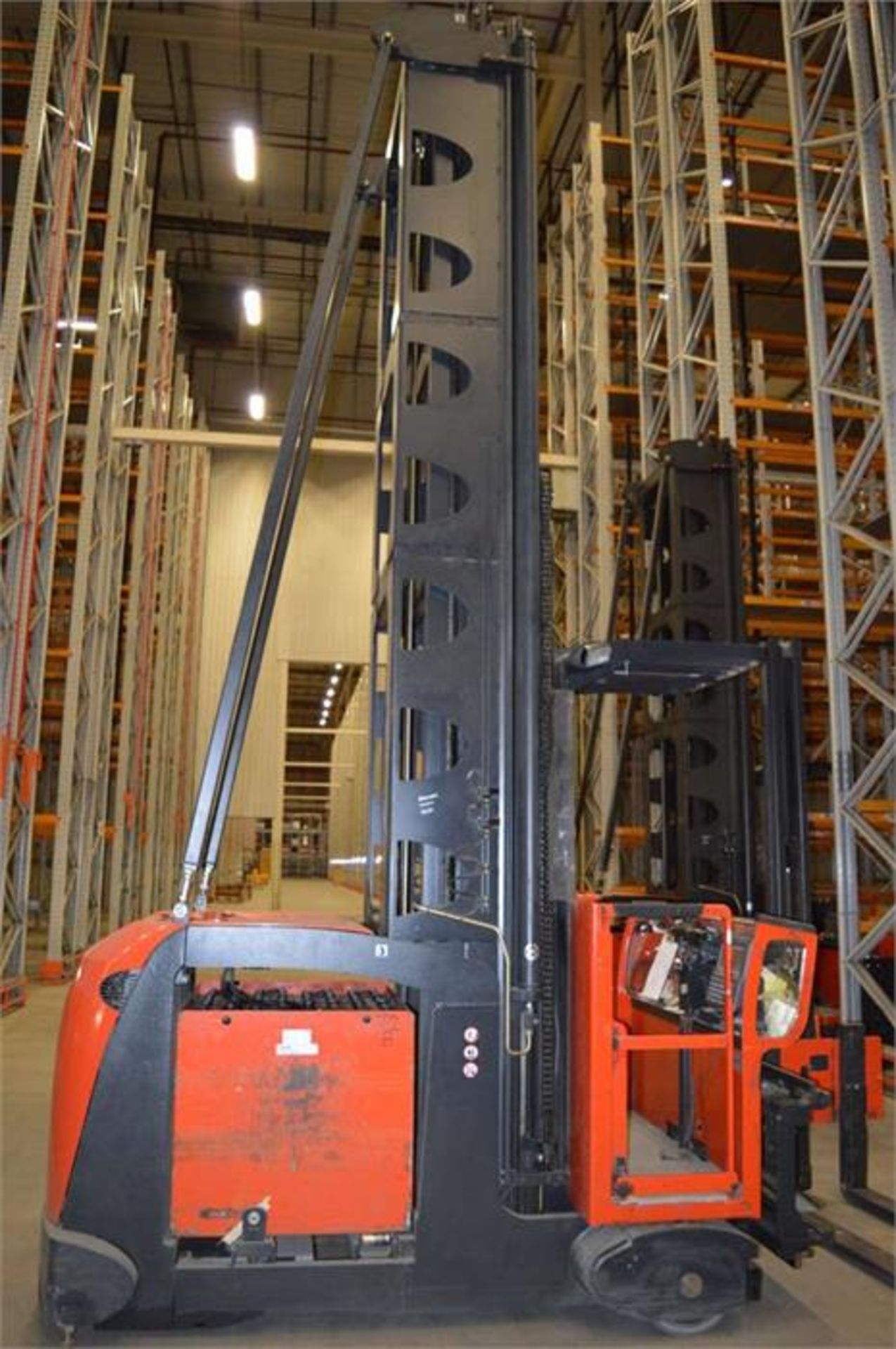 2010 Linde Electric Fork Lift Truck – Type K 1250kg Very narrow aisle electric high level order - Image 4 of 7