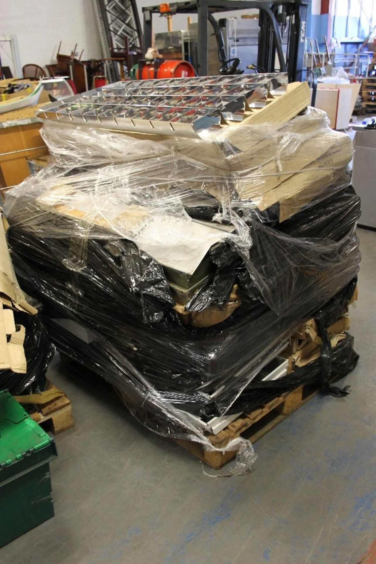 Contractors Surplus Stock to Clear - (B1) Large Job Lot of Contractor Stock – includes approximately - Image 4 of 13