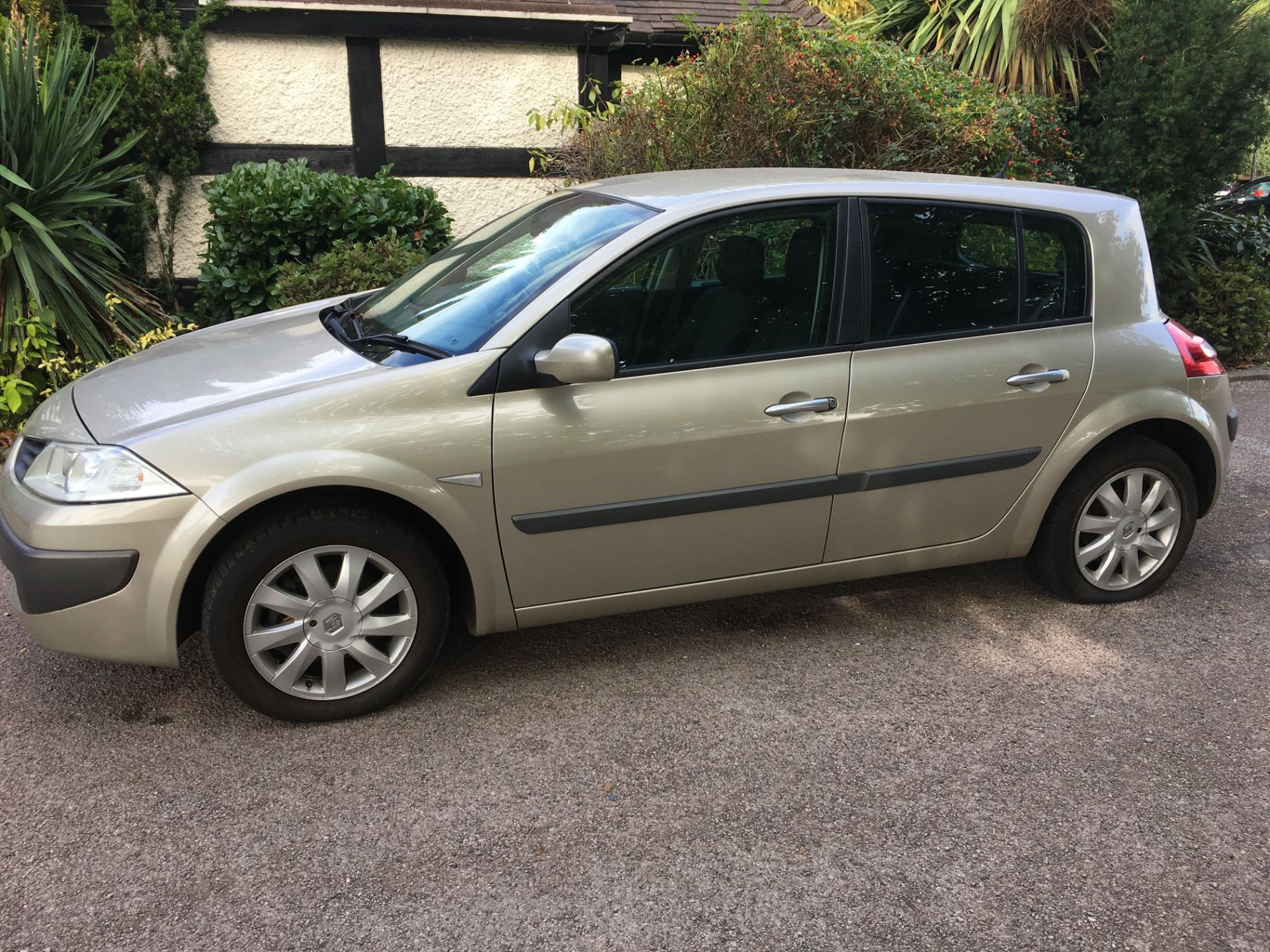 RENAULT MEGANE DYNAMIQUE 1.8 PETROL – GOLD Registration: DN07 KXX Registered: 22/07/2007 Mileage: - Bild 2 aus 9