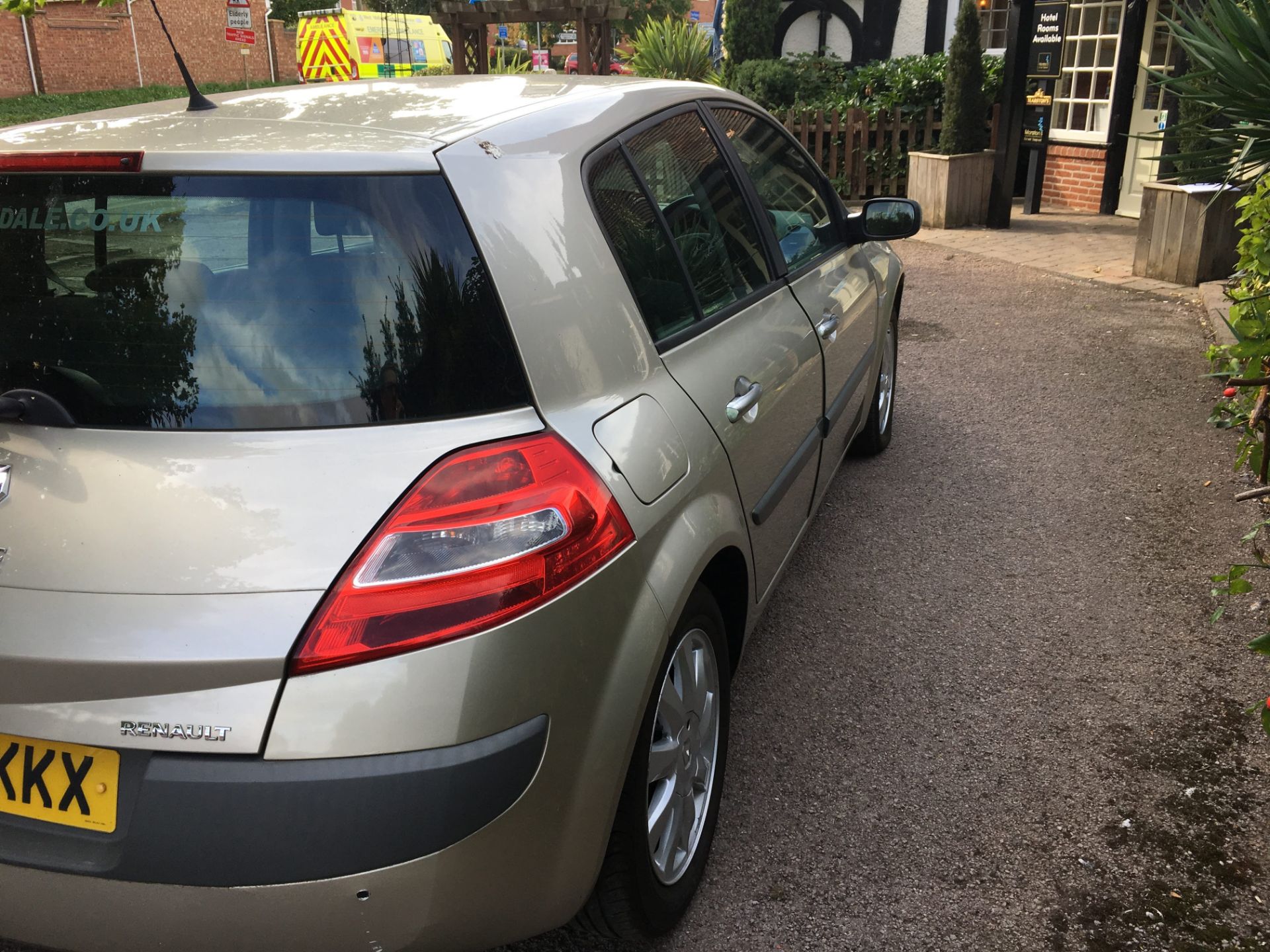 RENAULT MEGANE DYNAMIQUE 1.8 PETROL – GOLD Registration: DN07 KXX Registered: 22/07/2007 Mileage: - Bild 4 aus 9