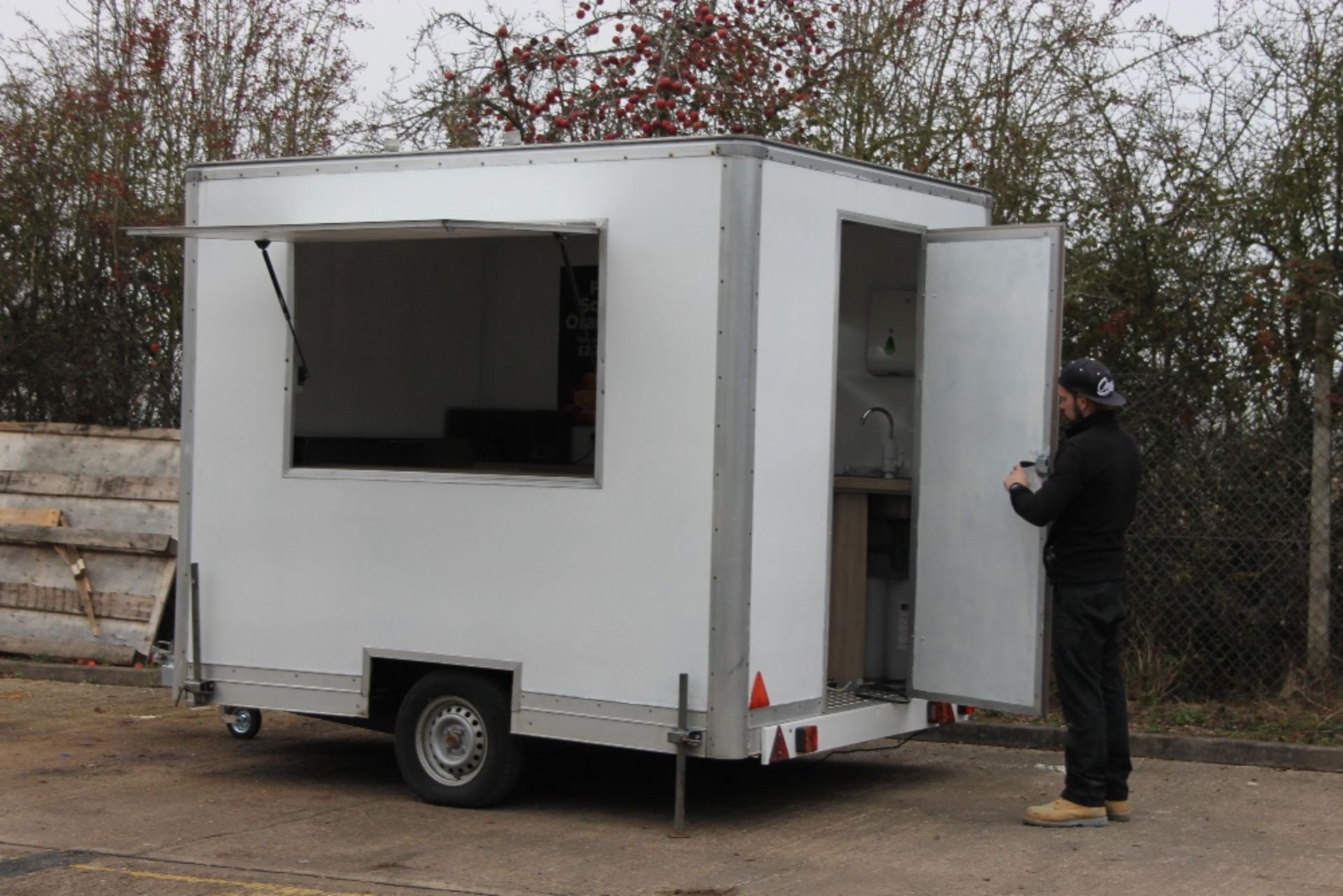 Catering Trailer 9” x 7” – White - completely refurbished Fitted out for Jacket Potatoes Soup & - Image 8 of 12
