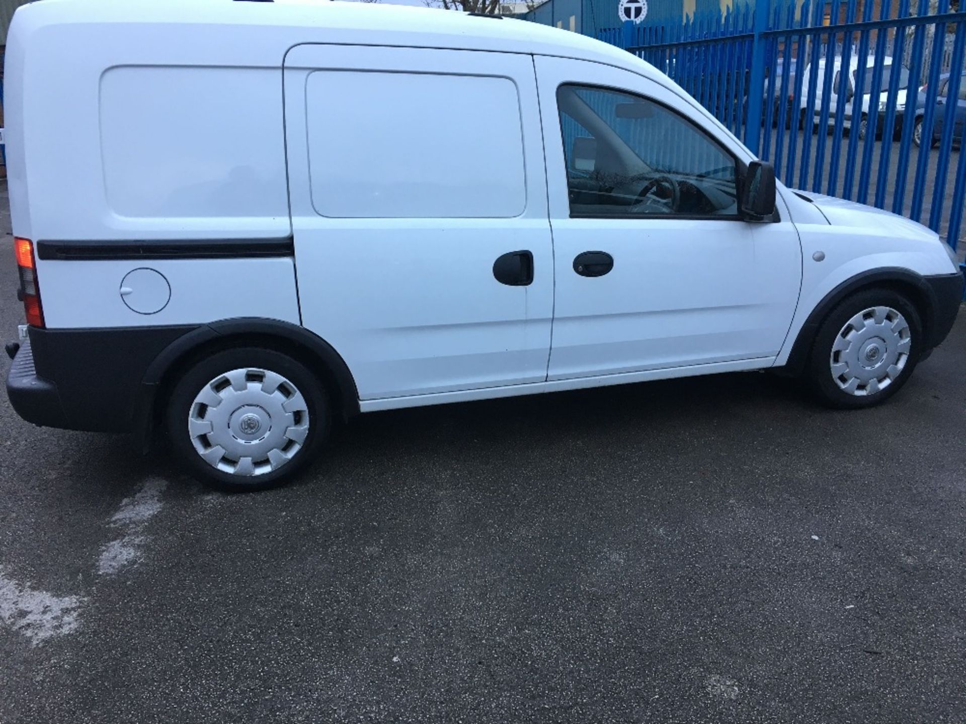 Vauxhall Combo 200 CDTI 16v (1.3)Reg: HN05 LLUMileage: Approximately 65,800MOT: On sale of - Image 2 of 10