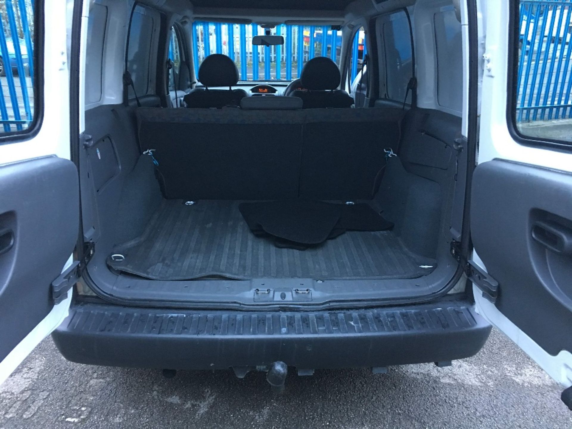 Vauxhall Combo 200 CDTI 16v (1.3)Reg: HN05 LLUMileage: Approximately 65,800MOT: On sale of - Image 9 of 10