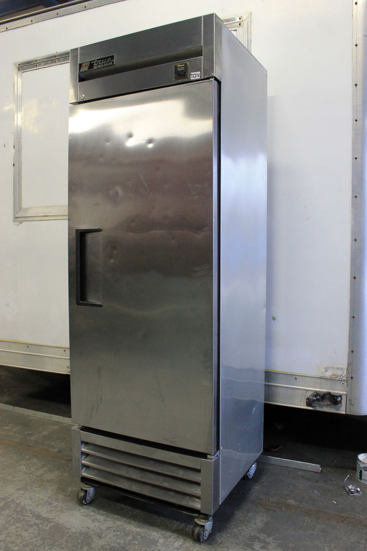 True Stainless Steel Catering Fridge -T-19E – with 4 Shelves - 1ph – Minor dents to front - Image 3 of 3