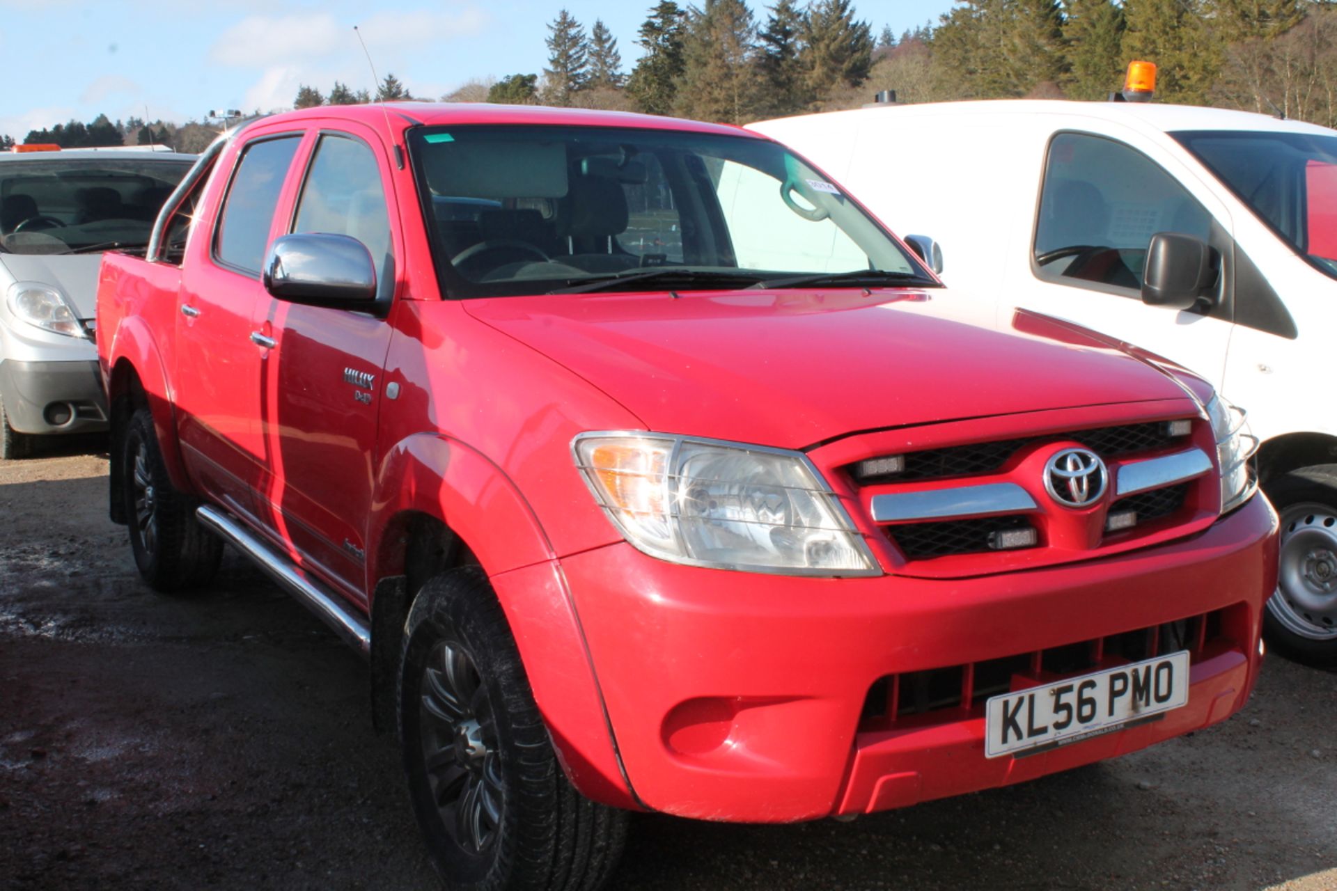 Toyota Hilux Invincible - 2494cc 4x4 - Image 2 of 3