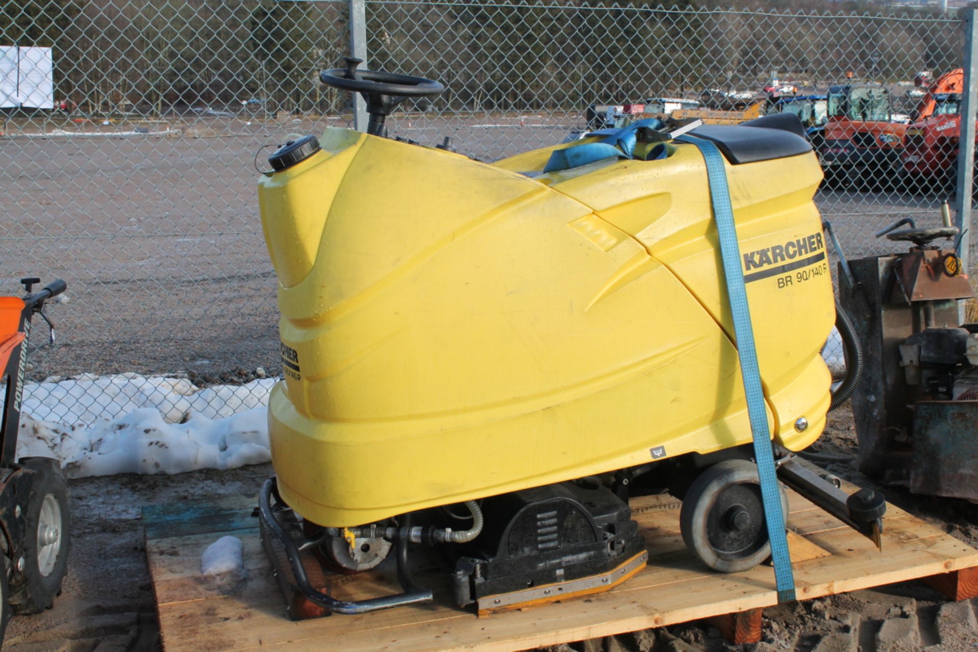 KARCHER FLOOR CLEANER WITH KEY & CHARGER IN P/CABIN