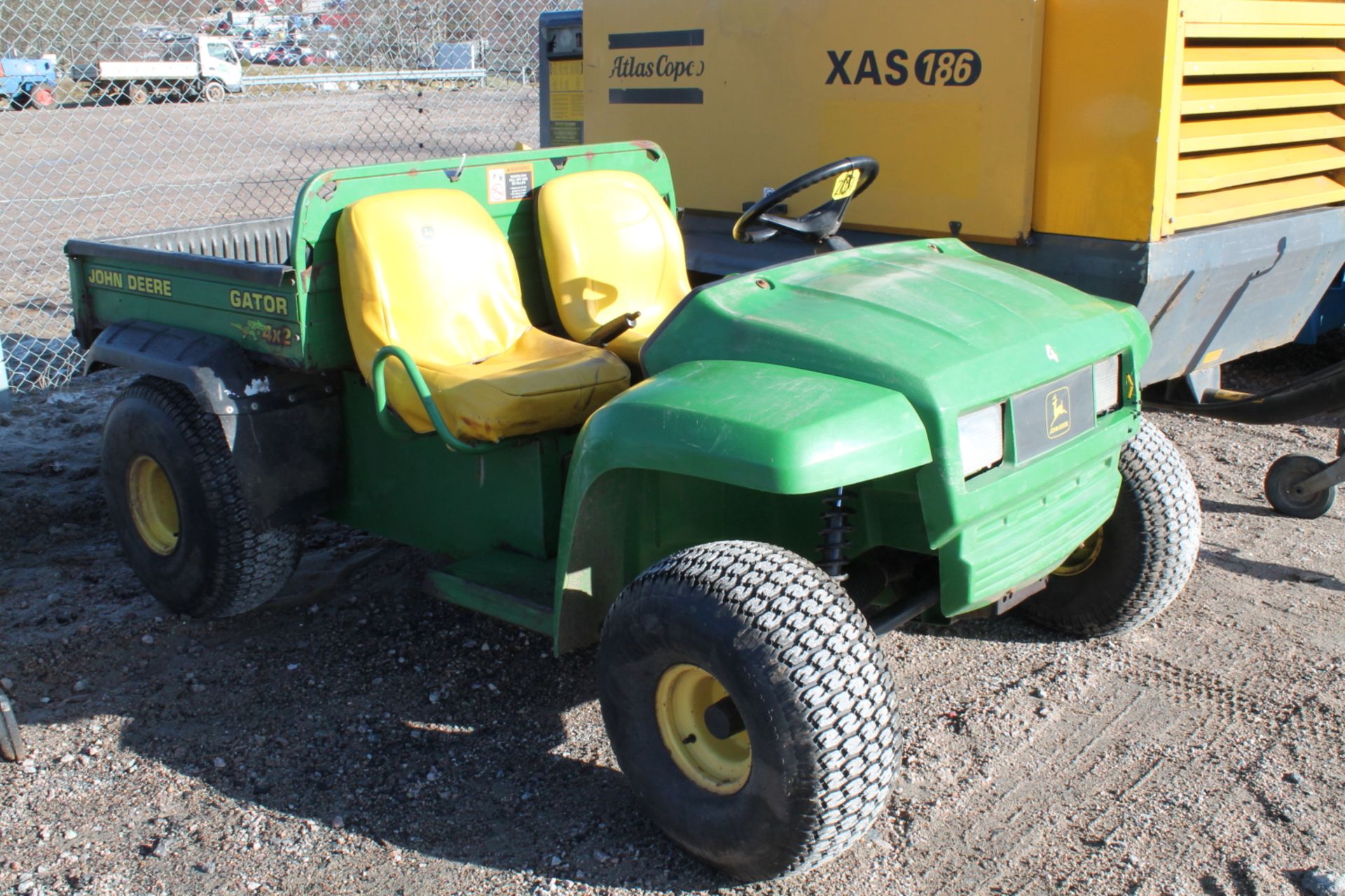 JOHN DEERE GATOR 4X2 KEY IN P/CABIN