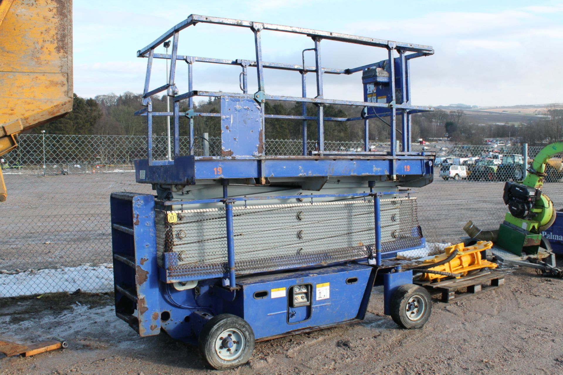 GROVE SCISSOR LIFT/CHERRY PICKER KEY IN P/CABIN