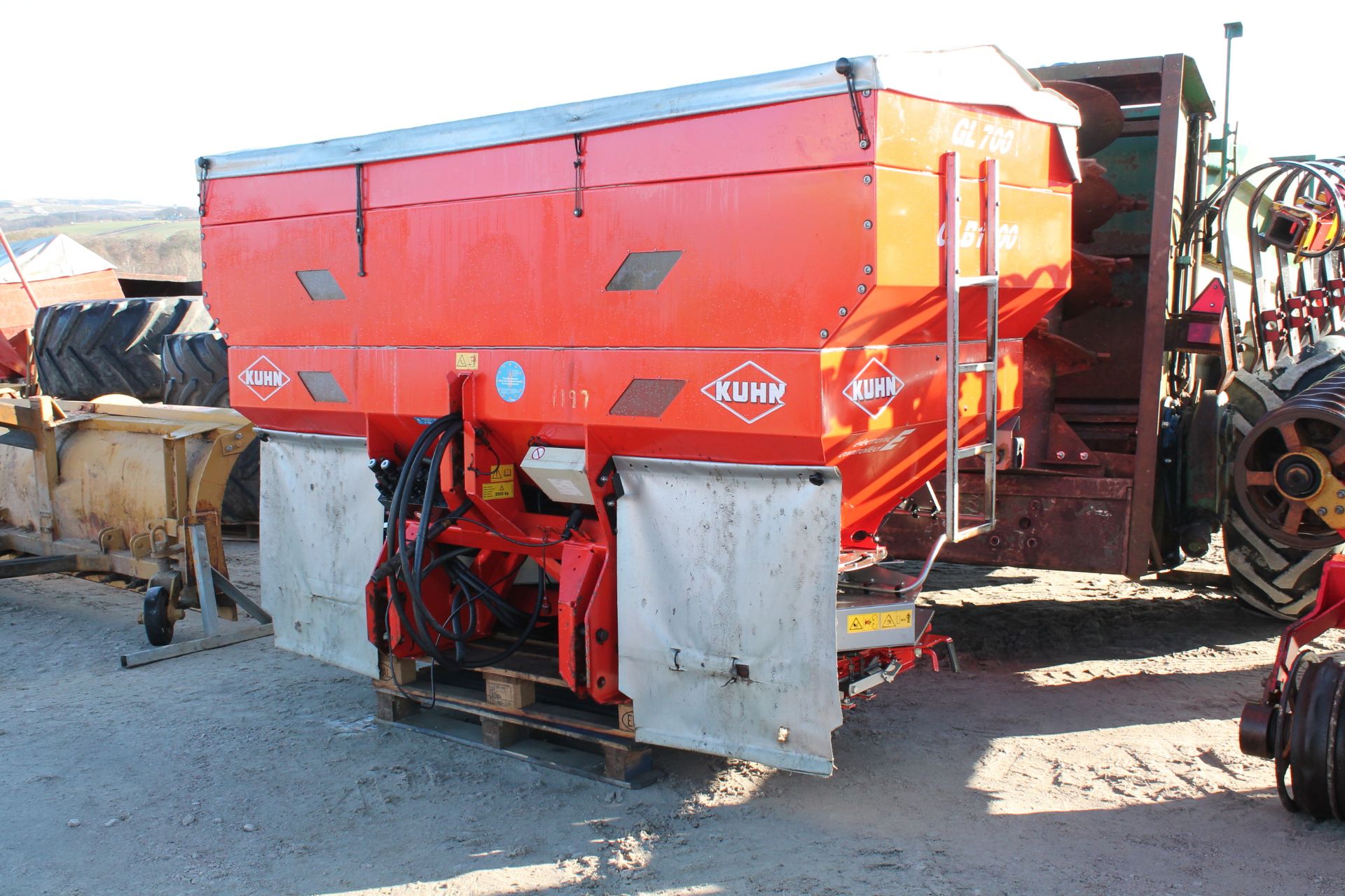 KUHN FERT SPREADER WITH C/BOX & CABLE IN P/CABIN