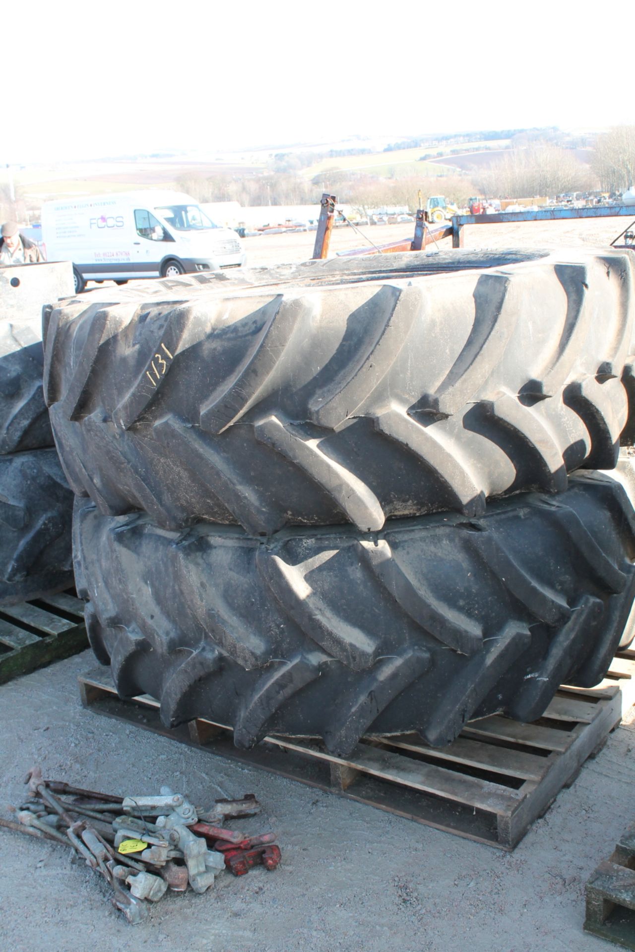 DUAL WHEELS WITH CLAMPS 520/70R38