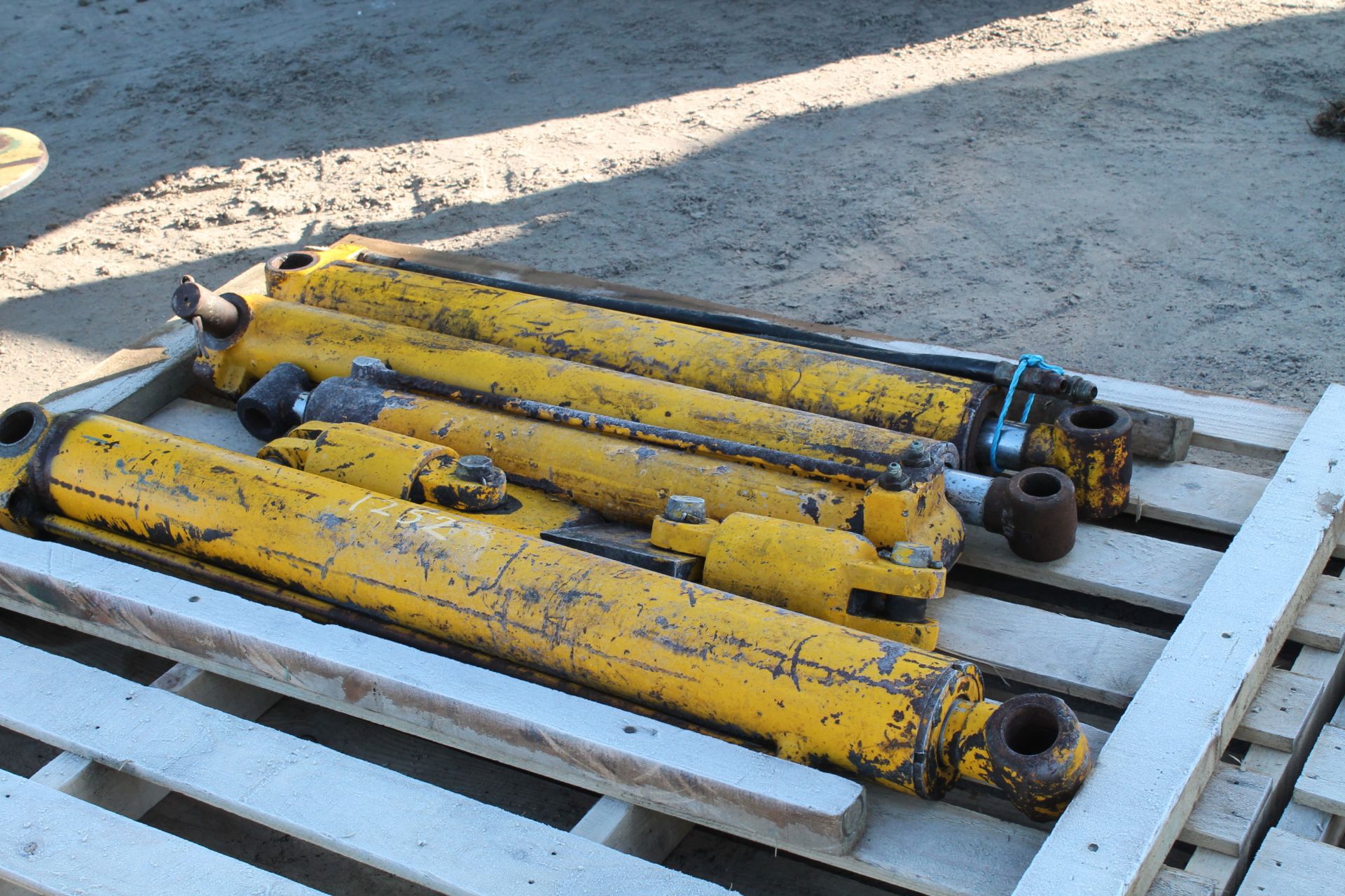 6 HYDRAULIC RAMS FOR MF 50B DIGGER