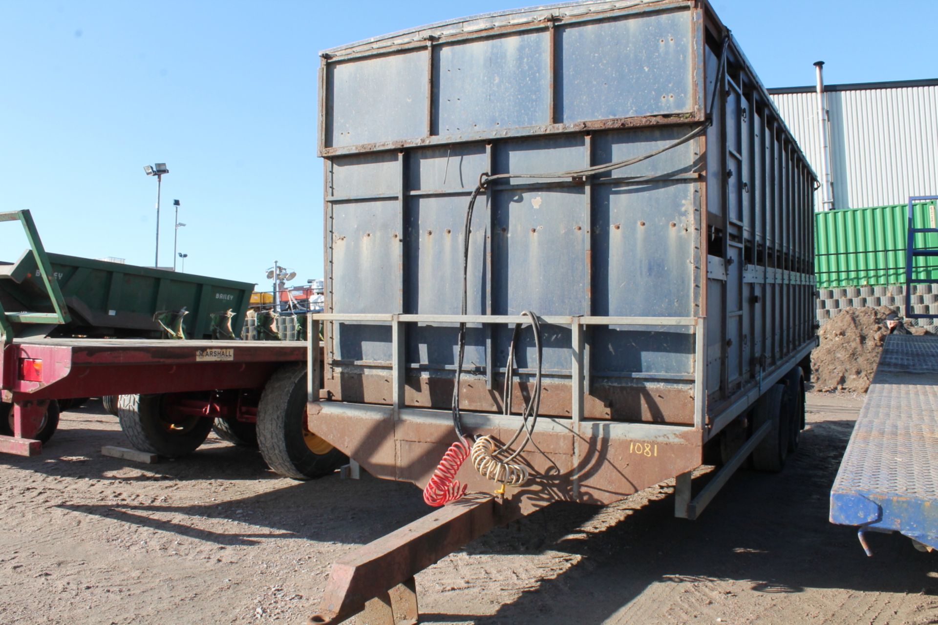 26 FT LIVESTOCK FLOAT WITH HYD SHEEP DECKS